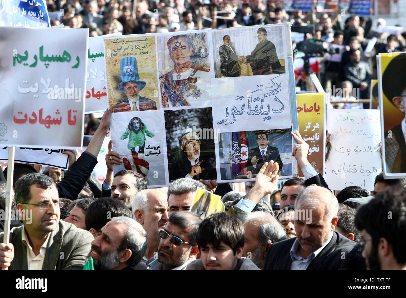 Iraner beteiligen sich in einer pro-regierung Demonstration nach dem Freitagsgebet in Teheran, Iran im Februar 18,2011. Die Demonstranten fordern die beiden Oppositionsführer auszuführen, Mir Hossein Mussawi und Mahdi Karroubi. UPI. Stockfoto