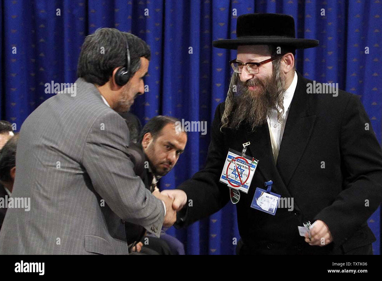 Ein Bild von der offiziellen iranischen Präsidenten Mahmud Ahmadinedschad auf der Website zeigt Ahmadinedschad (L) Hände schütteln mit anti-zionist Rabbi Israel Dovid Weiss während der Internationalen Konferenz über Globale Allianz gegen den Terrorismus im Präsidentenpalast in Teheran, Iran veröffentlicht am 15. Mai 2011. UPI/Präsident Ahmadinedschads offizielle Stockfoto