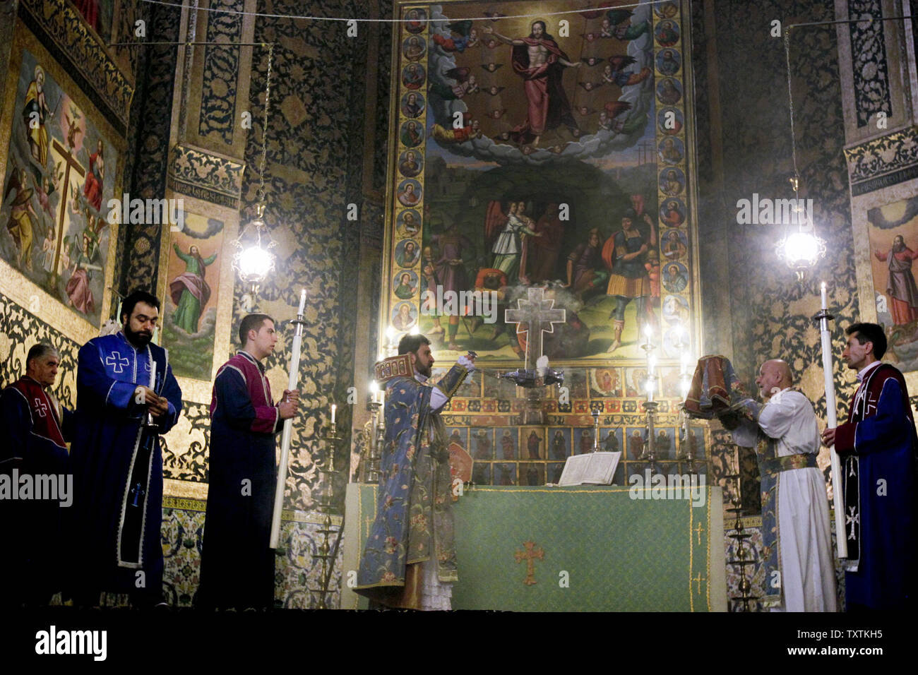 Bischof Charian (3. links) führt der iranische Christen in der Tag eines neuen Jahres Service im vank Kirche in Isfahan etwa 340 km südlich von Teheran, 1. Januar 2012. UPI/Maryam Rahmanian Stockfoto