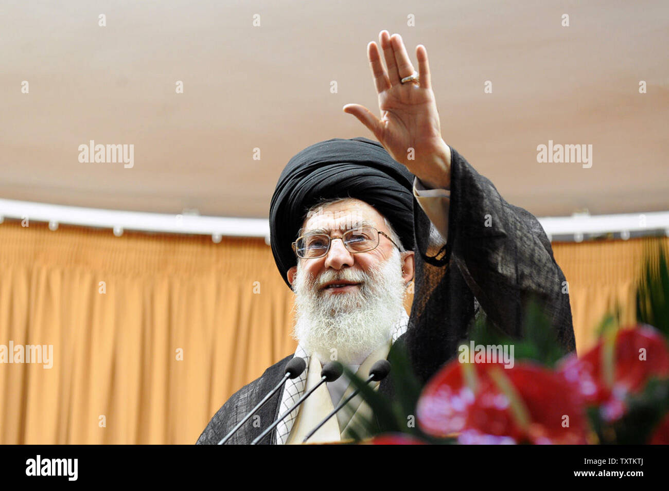 In offiziellen Bild, Irans Oberster Führer Ali Khamenei Ayatolah spricht während des Eid-al-Fitr Festival an der Universität Teheran in Teheran, Iran am 19 August, 2012. Die Eid-al-Fitr Festival markiert das Ende des Heiligen muslimischen Fastenmonats Ramadan. UPI. Stockfoto