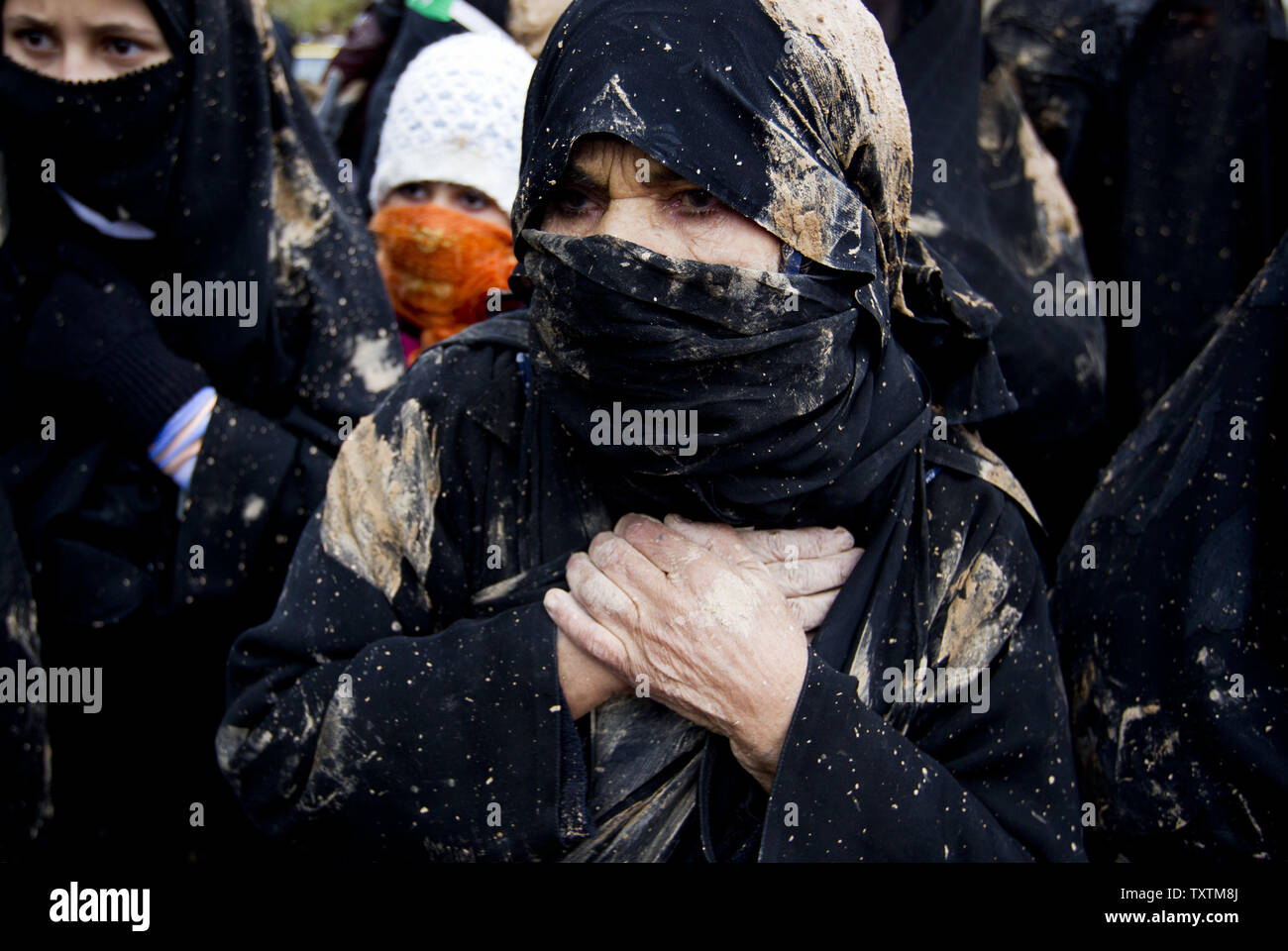 Eine iranische Frau ist mit Schlamm während einer rituellen Zeremonie namens Kharrah Mali in Bijar in Kurdistan Provinz des Iran am 25. November 2012 entfernt. Schiitische Muslime auf der ganzen Welt trauern um den Slaying der Enkel des Propheten Mohammed Imam Hussein in der Schlacht von Kerbela im Jahre 680 N.CHR. UPI/Maryam Rahmanian Stockfoto