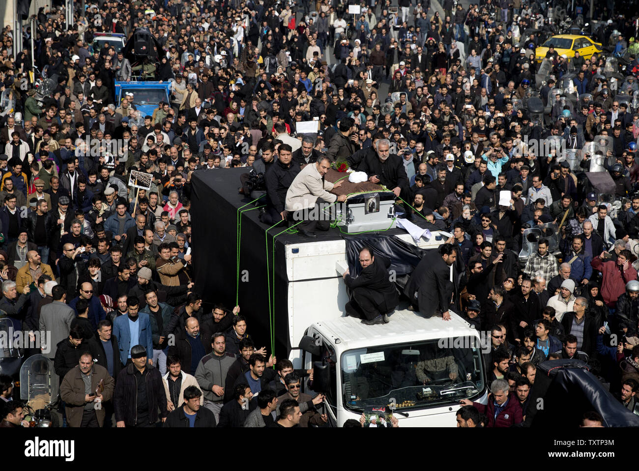 Hunderttausende Iraner nehmen an der Trauerfeier des ehemaligen Präsidenten Akbar Hashemi Rafsanjani in Teheran, Iran, am 10. Januar 2017. Supreme Leader Ayatollah Ali Khamenei führte die Gebete an der Zeremonie. Rafsanjani, eine der letzten großen Persönlichkeiten der Revolution von 1979, die später für die Reformen und die Annäherung an den Westen geschoben, starb im Alter von 82 Jahren am 8. Januar 2017. UPI Stockfoto