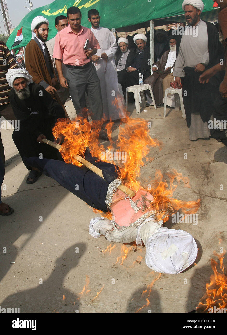 Anhänger des schiitischen Klerikers Muktada al-Sadr, nehmen an einer Kundgebung gegen den Entwurf des US-irakischen Sicherheit Vereinbarung, in Bagdad, Irak, am 18. Oktober 2008. Die Masse der Opposition kommt, wie die Vereinigten Staaten und den irakischen Führern Unterstützung für das Abkommen, dass die Präsenz der Amerikanischen Truppen im Irak über das Ende dieses Jahres verlängern würde, die zu bauen versuchen. (UPI Foto/Ali Jasim) Stockfoto