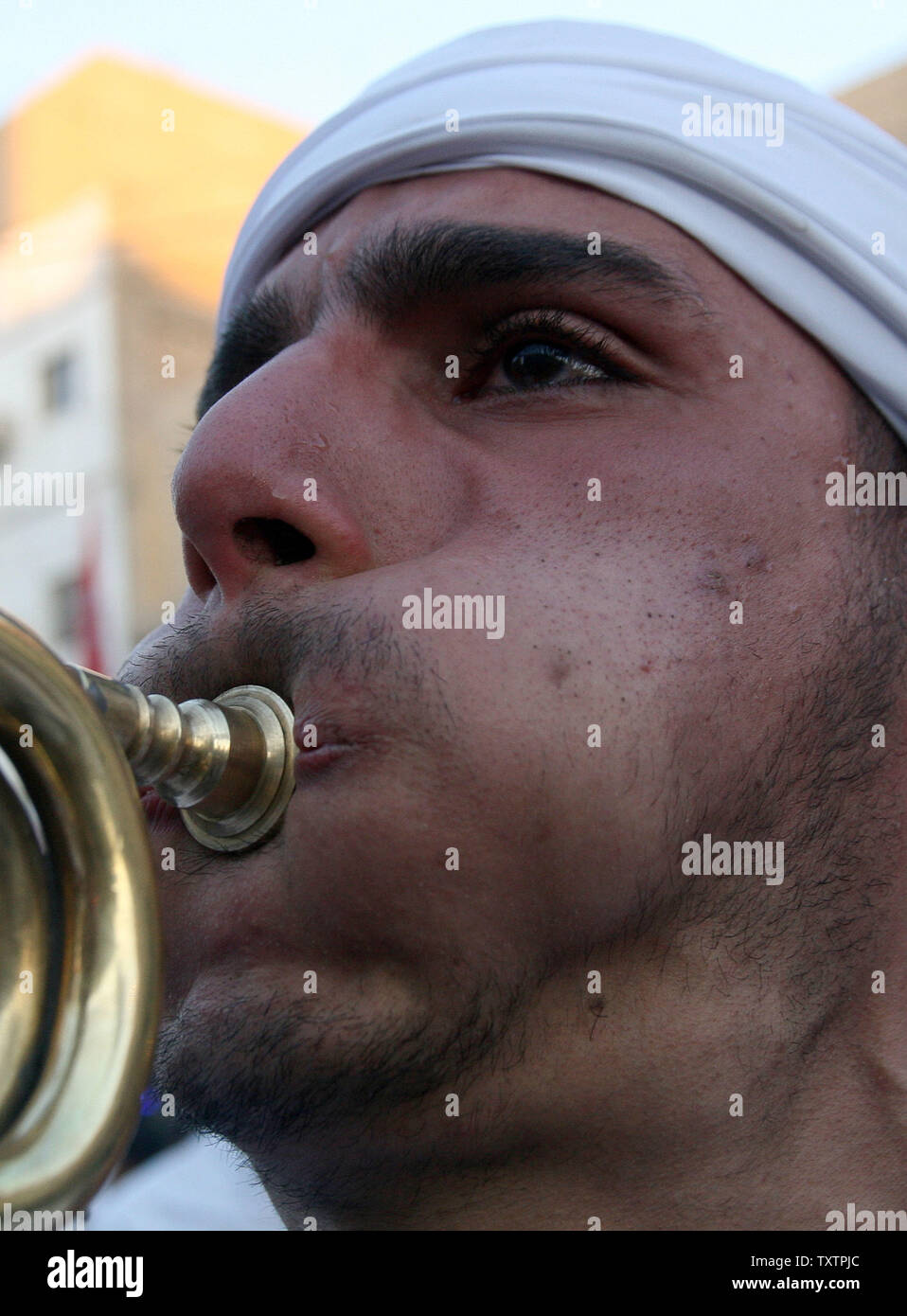 Irakische schiitische Pilger nehmen an festakts Ashura in Karbala, Irak, 80 km (50 Meilen) südwestlich von Bagdad, am 4. Januar 2009. Hunderttausende von irakischen Schiiten wird der heiligen Stadt Kerbela während der ashura Woche besuchen sie den Tod von Imam Hussein zu markieren, der Enkel des Propheten Mohammed. (UPI Foto/Ali Jasim) Stockfoto