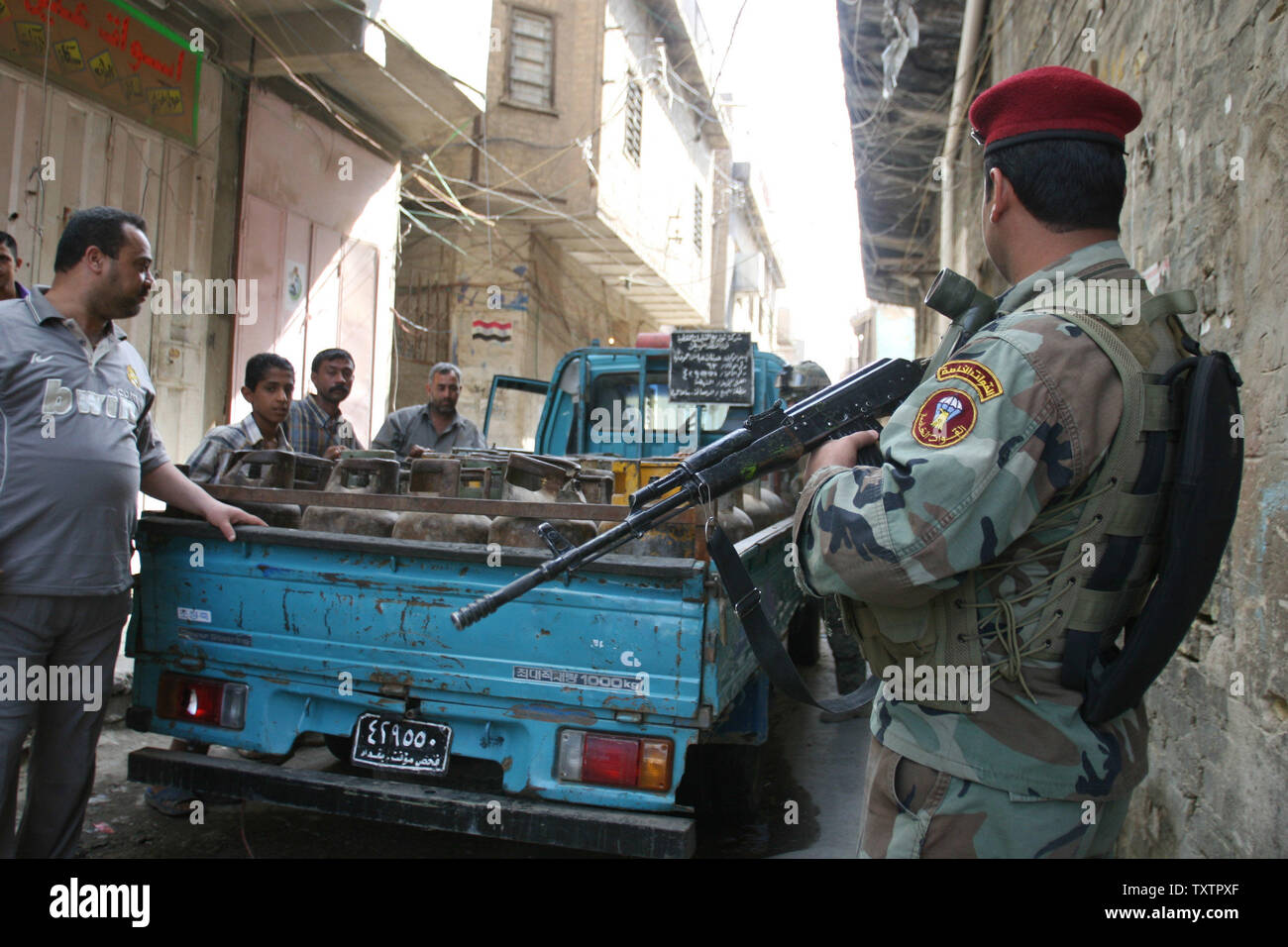 Irakische Armee Special Forces der Patrol Bagdad al-Fadel Bezirk am 3. März 2009. Die von den USA unterstützt den irakischen Streitkräften kollidierte mit Anti-Al Qaida Kämpfer, bekannt als Sahwa (Erwachen) oder Söhne des Irak, im Fadel und bestellte Milizionäre über Waffen nach dem Kampf nach der Festnahme von Adel, ein Mashhadani Sahwa leader ausbrach. (UPI Foto/Ali Jasim) Stockfoto