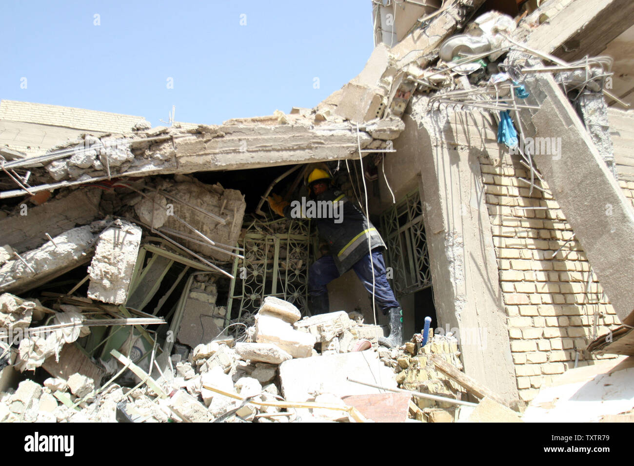 Ablagerungen an der Szene von einem Bombenanschlag in Bagdad, Irak, April 6, 2010 gesehen. Massive Explosionen hit Apartment Gebäude in Bagdad tötete mindestens 34 und verletzt mehr als 100 in das neueste Zeichen, der Irak fragile Sicherheit im Chaos der ungelösten Wahl des Landes auflösen könnte. UPI/Ali Jasim Stockfoto
