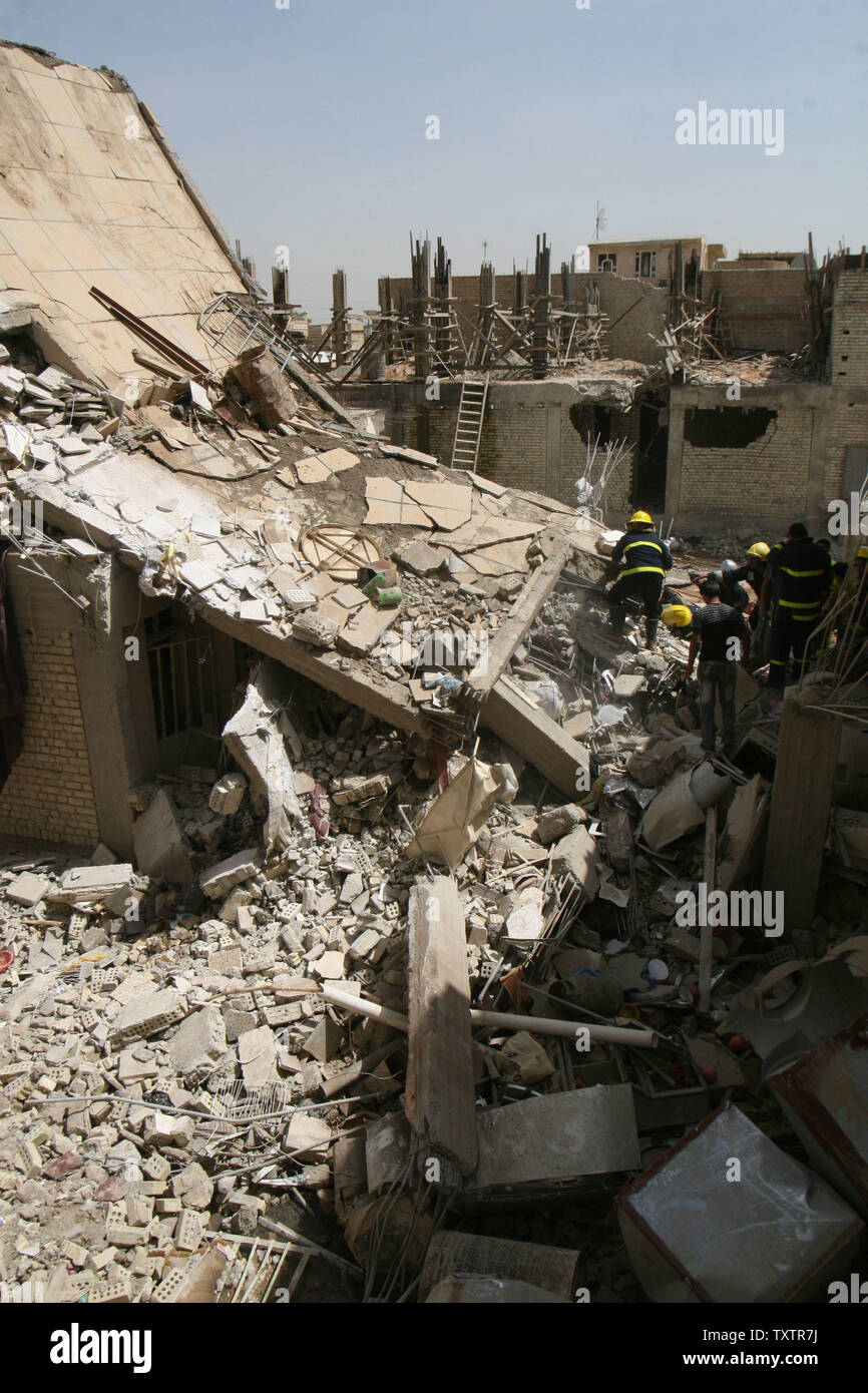 Schmutz wird nach einem Bombenanschlag in Bagdad, Irak, April 6, 2010 gesehen. Massive Explosionen hit Apartment Gebäude in Bagdad tötete mindestens 34 und verletzt mehr als 100 in das neueste Zeichen, der Irak fragile Sicherheit im Chaos der ungelösten Wahl des Landes auflösen könnte. UPI/Ali Jasim Stockfoto