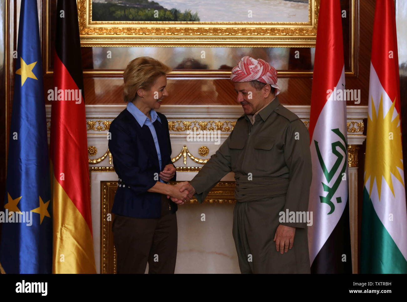 Verteidigungsminister Ursula von der Leyen (L) grüsst Masoud Barzani, Präsident der kurdischen autonomen Region in Nordirak, vor ihrem Treffen in Arbil, Irak, am 25. September 2014. Von der Leyen machte eine nicht angekündigte Reise in den Irak und versicherte Kurden im Norden der dauerhafte Solidarität für ihren Kampf gegen den Islamischen Staat (ISIS). UPI/Ayad Rasheed Stockfoto