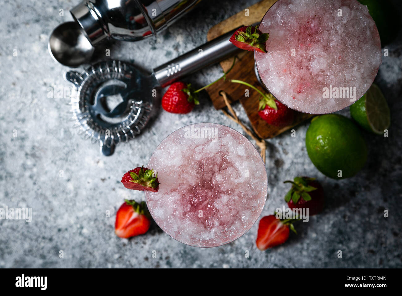 Erdbeer margarita Cocktail und Zutaten Stockfoto