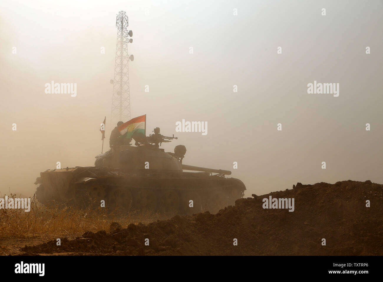 Die Tanks der irakischen kurdischen peshmerga Kräfte nehmen Positionen, wie sie Angriffe islamischer Staat Militanten (Daesh) im Bereich in Dohuk, nördlich von Mossul, die während einer Operation militanten islamischen Staat in Mossul, Irak, 20. Oktober 2016. Foto in Angriff durch Shvan Harki/UPI Stockfoto