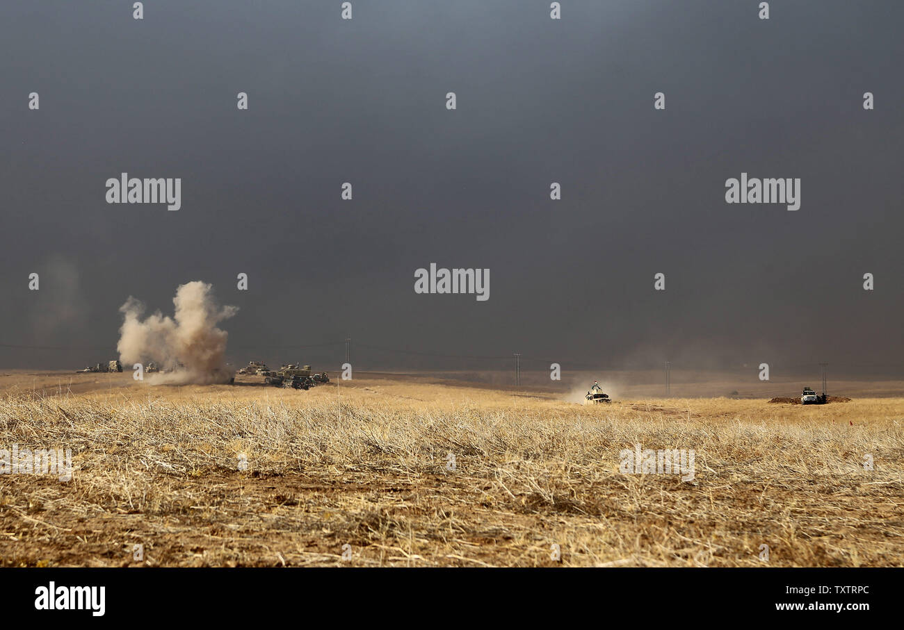 Die Tanks der irakischen kurdischen peshmerga Kräfte nehmen Positionen, wie sie Angriffe islamischer Staat Militanten (Daesh) im Bereich in Dohuk, nördlich von Mossul, die während einer Operation militanten islamischen Staat in Mossul, Irak, 20. Oktober 2016. Foto in Angriff durch Shvan Harki/UPI. Stockfoto