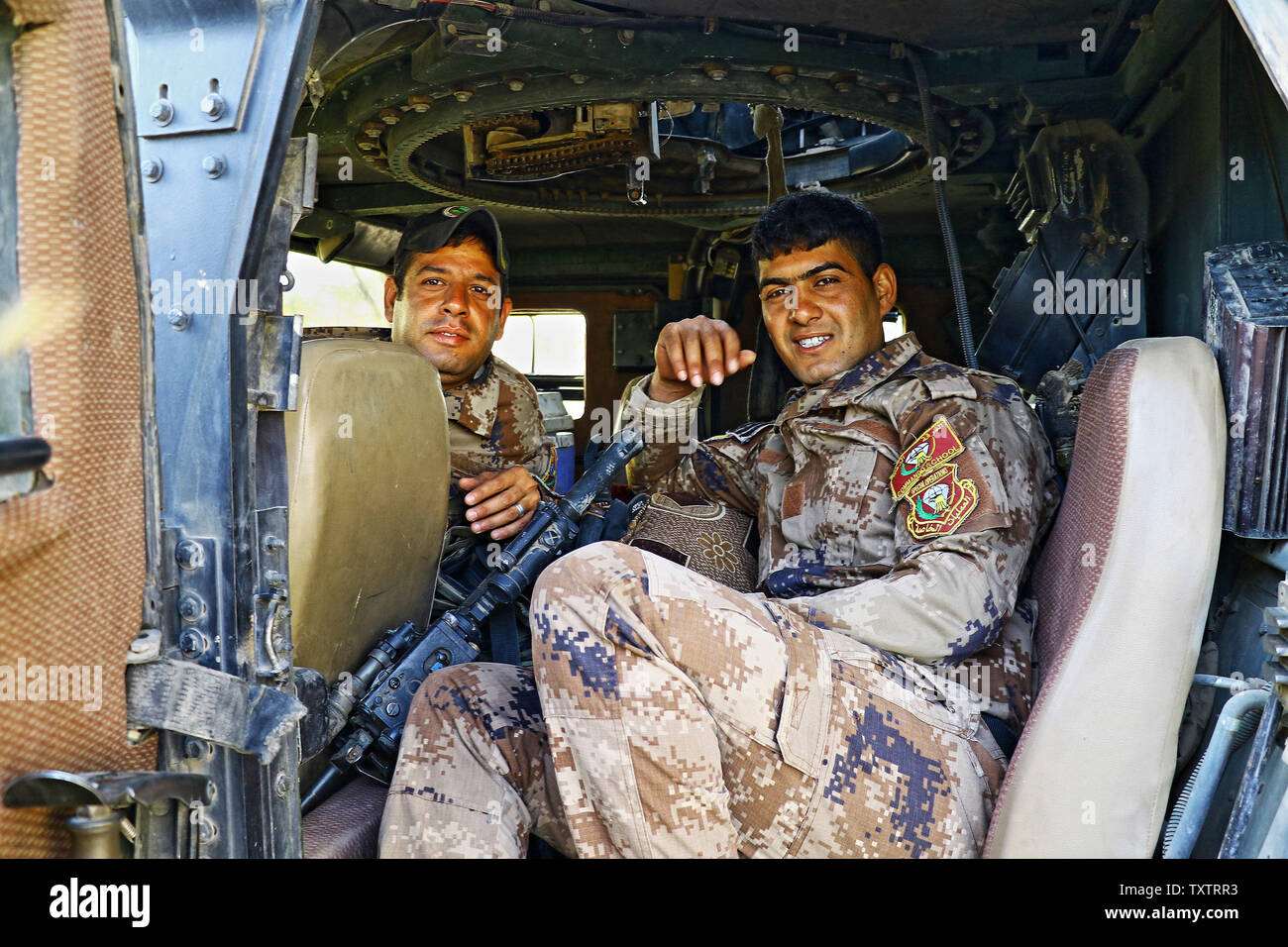 Mitglieder der 9. Gepanzerten der irakischen Armee Abteilung sitzen in ihren Tank nach den Kämpfen in Mossul, Irak am 10. Juni 2017 endete. Irak verkündete einen endgültigen Sieg in den fast neun Monate offensive Mossul von Dschihadisten zu wiederholen, wie Feiern unter der Polizei in der Stadt brach. Foto von Hana Noori/UPI Stockfoto