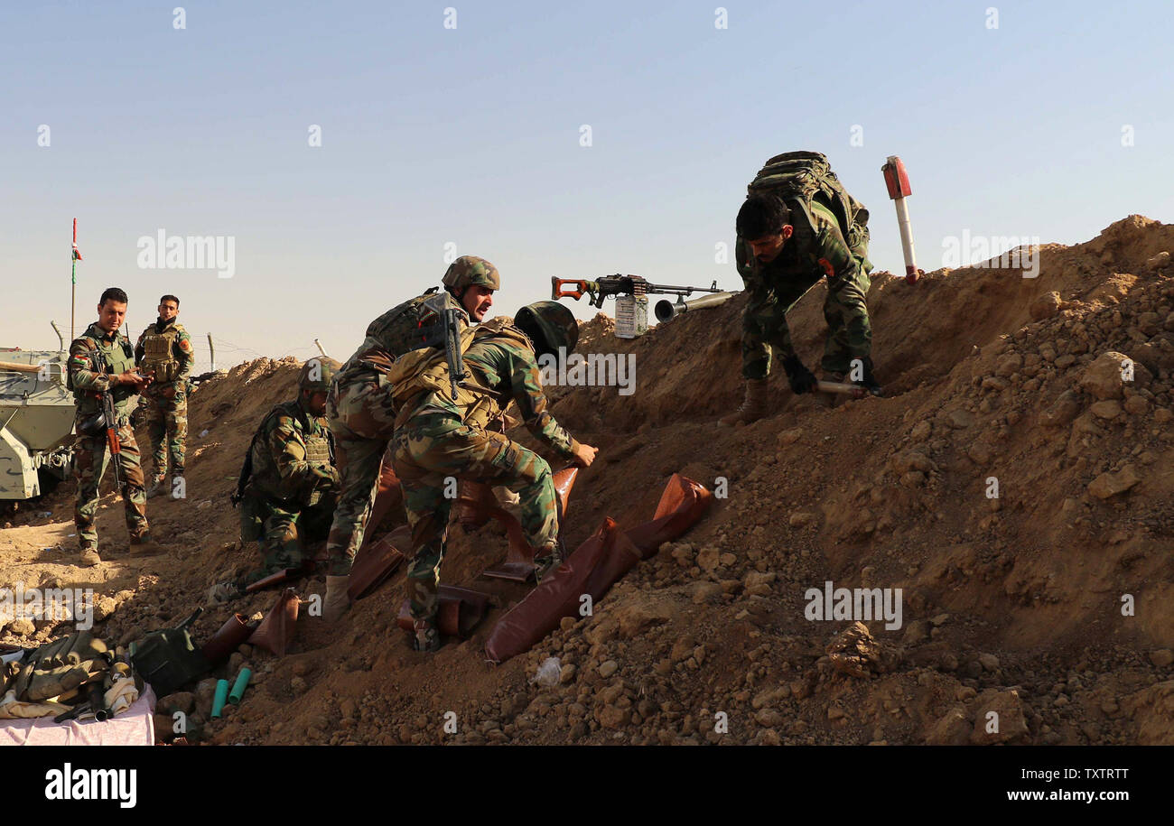 Kurdische Sicherheitskräfte stand Guard in ihrer defensiven Position in Altun Kupri, am Stadtrand von Irbil, Irak, Oktober. 21. 2017. Die irakischen Sicherheitskräfte mit kurdischen Kämpfer als die zentrale Regierung aneinandergeraten sagte, dass Sie wieder die Kontrolle über die letzte Bereich der umstrittenen Provinz Kirkuk in die letzte Phase eines Blitzeinschlags betrieb Rang nach einem umstrittenen Unabhängigkeit abstimmen. Foto von Hana Noori;/UPI Stockfoto