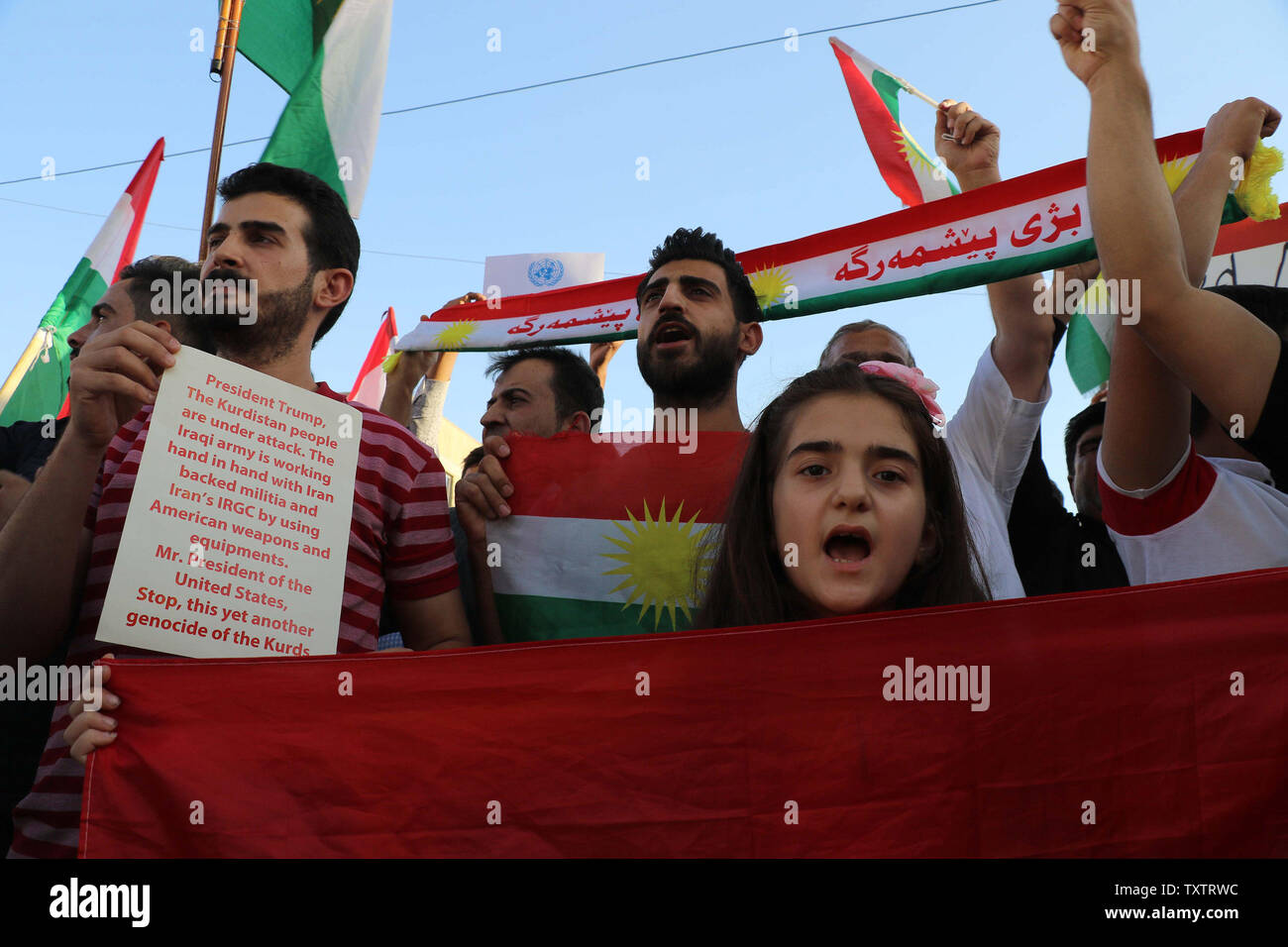 Irakische Kurden nehmen teil an einer Demonstration vor dem US-Konsulat in Arbil, der Hauptstadt der autonomen Region Kurdistan, am 21. Oktober 2017 gegen die escelating Krise mit Bagdad zu protestieren. Die irakischen Sicherheitskräfte mit kurdischen Kämpfer als die zentrale Regierung aneinandergeraten sagte, dass Sie wieder die Kontrolle über die letzte Bereich der umstrittenen Provinz Kirkuk in die letzte Phase eines Blitzeinschlags betrieb Rang nach einem umstrittenen Unabhängigkeit abstimmen. Foto von Hana Noori;/UPI Stockfoto