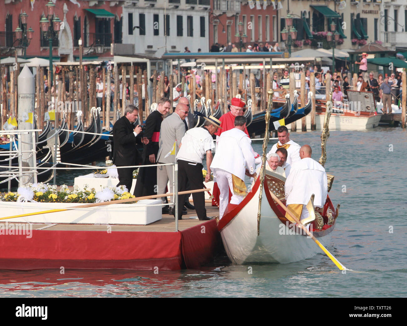 Papst Benedikt XVI. befindet sich in einer Gondel in den Grand Canal während seiner Pastoralreise nach Aquilea und Venedig, Italien am 8. Mai 2011. Papst Benedikt XVI. ist in Venedig für ein Wochenende besuchen, die das christliche Erbe dieser Kreuzung der Mittelmeer- und Osteuropäische Geschichte. UPI/Stefano Spaziani Stockfoto