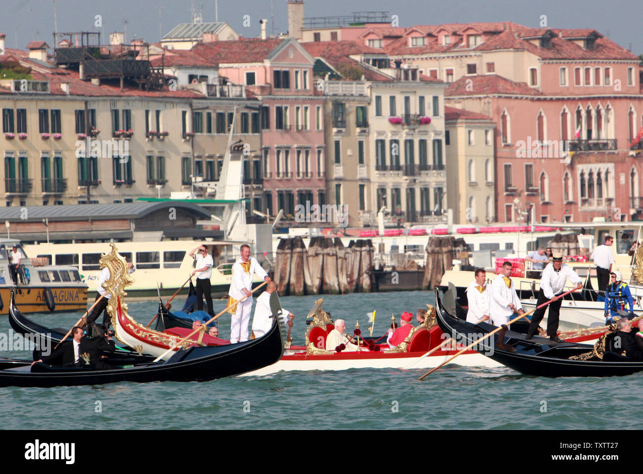 Papst Benedikt XVI. befindet sich in einer Gondel in den Grand Canal während seiner Pastoralreise nach Aquilea und Venedig, Italien am 8. Mai 2011. Papst Benedikt XVI. ist in Venedig für ein Wochenende besuchen, die das christliche Erbe dieser Kreuzung der Mittelmeer- und Osteuropäische Geschichte. UPI/Stefano Spaziani Stockfoto