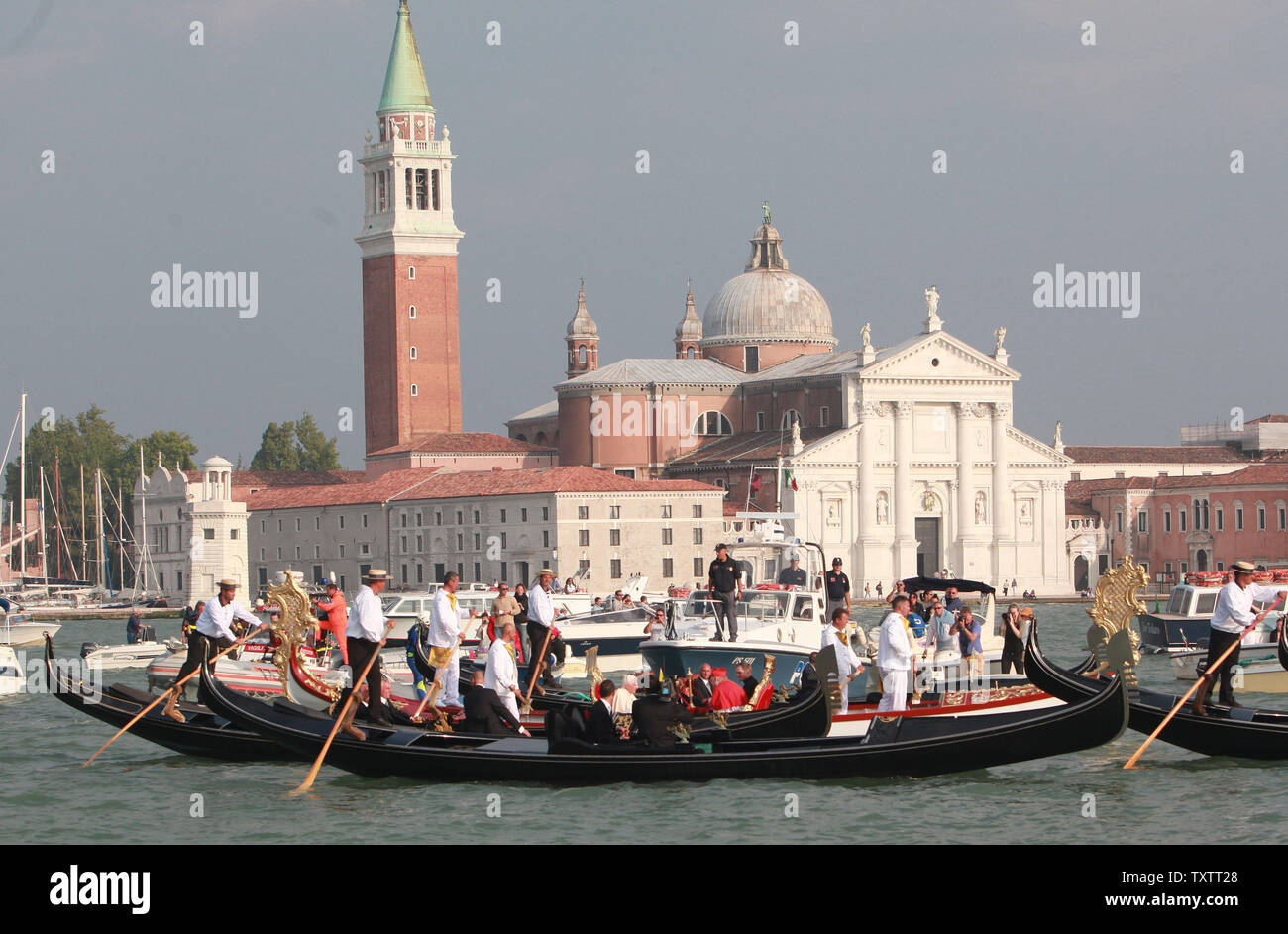 Papst Benedikt XVI. befindet sich in einer Gondel in den Grand Canal während seiner Pastoralreise nach Aquilea und Venedig, Italien am 8. Mai 2011. Papst Benedikt XVI. ist in Venedig für ein Wochenende besuchen, die das christliche Erbe dieser Kreuzung der Mittelmeer- und Osteuropäische Geschichte. UPI/Stefano Spaziani Stockfoto