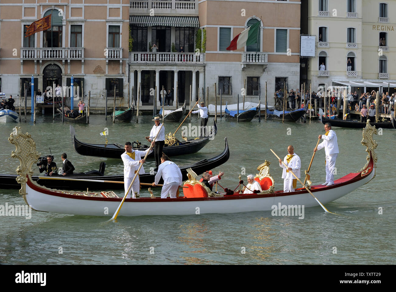 Papst Benedikt XVI. befindet sich in einer Gondel in den Grand Canal während seiner Pastoralreise nach Aquilea und Venedig, Italien am 8. Mai 2011. Papst Benedikt XVI. ist in Venedig für ein Wochenende besuchen, die das christliche Erbe dieser Kreuzung der Mittelmeer- und Osteuropäische Geschichte. UPI/Stefano Spaziani Stockfoto