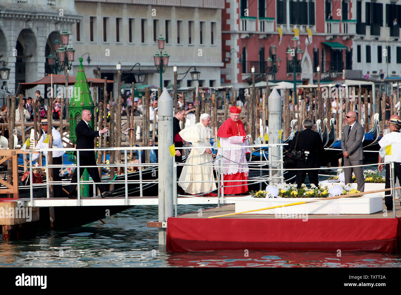 Papst Benedikt XVI. befindet sich in einer Gondel in den Grand Canal während seiner Pastoralreise nach Aquilea und Venedig, Italien am 8. Mai 2011. Papst Benedikt XVI. ist in Venedig für ein Wochenende besuchen, die das christliche Erbe dieser Kreuzung der Mittelmeer- und Osteuropäische Geschichte. UPI/Stefano Spaziani Stockfoto