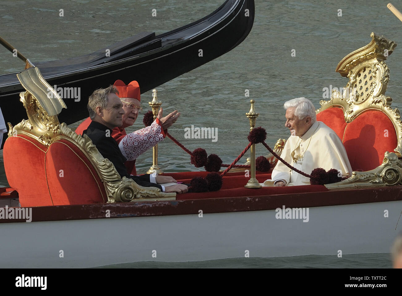 Papst Benedikt XVI. befindet sich in einer Gondel in den Grand Canal während seiner Pastoralreise nach Aquilea und Venedig, Italien am 8. Mai 2011. Papst Benedikt XVI. ist in Venedig für ein Wochenende besuchen, die das christliche Erbe dieser Kreuzung der Mittelmeer- und Osteuropäische Geschichte. UPI/Stefano Spaziani Stockfoto