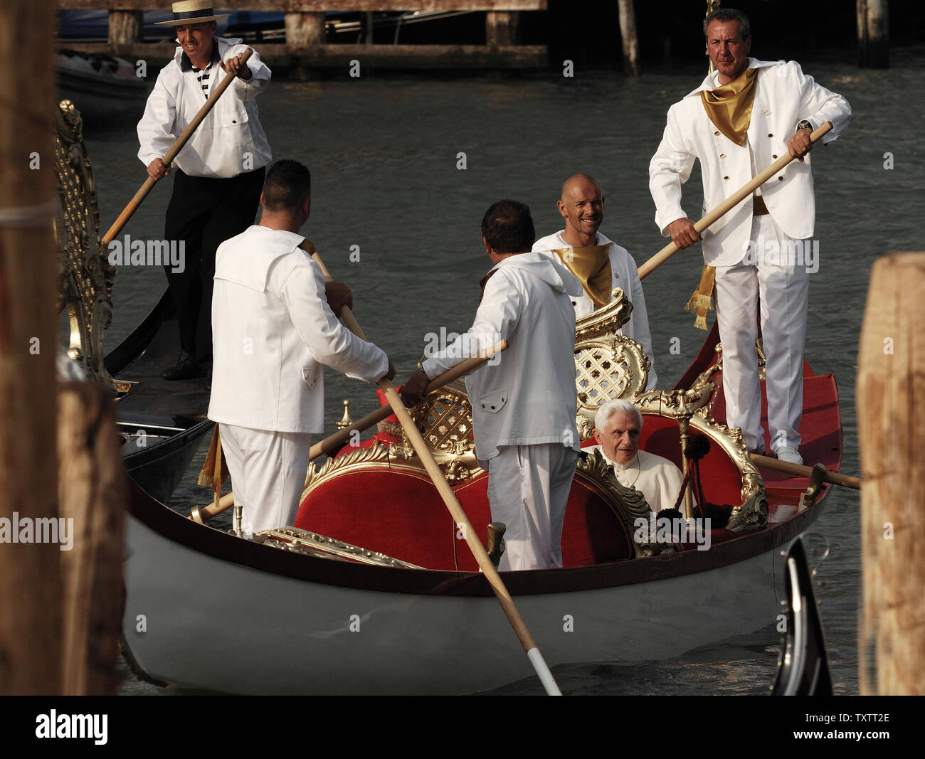 Papst Benedikt XVI. befindet sich in einer Gondel in den Grand Canal während seiner Pastoralreise nach Aquilea und Venedig, Italien am 8. Mai 2011. Papst Benedikt XVI. ist in Venedig für ein Wochenende besuchen, die das christliche Erbe dieser Kreuzung der Mittelmeer- und Osteuropäische Geschichte. UPI/Stefano Spaziani Stockfoto
