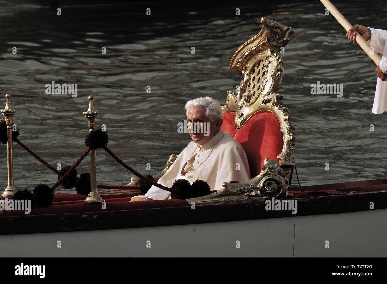 Papst Benedikt XVI. befindet sich in einer Gondel in den Grand Canal während seiner Pastoralreise nach Aquilea und Venedig, Italien am 8. Mai 2011. Papst Benedikt XVI. ist in Venedig für ein Wochenende besuchen, die das christliche Erbe dieser Kreuzung der Mittelmeer- und Osteuropäische Geschichte. UPI/Stefano Spaziani Stockfoto