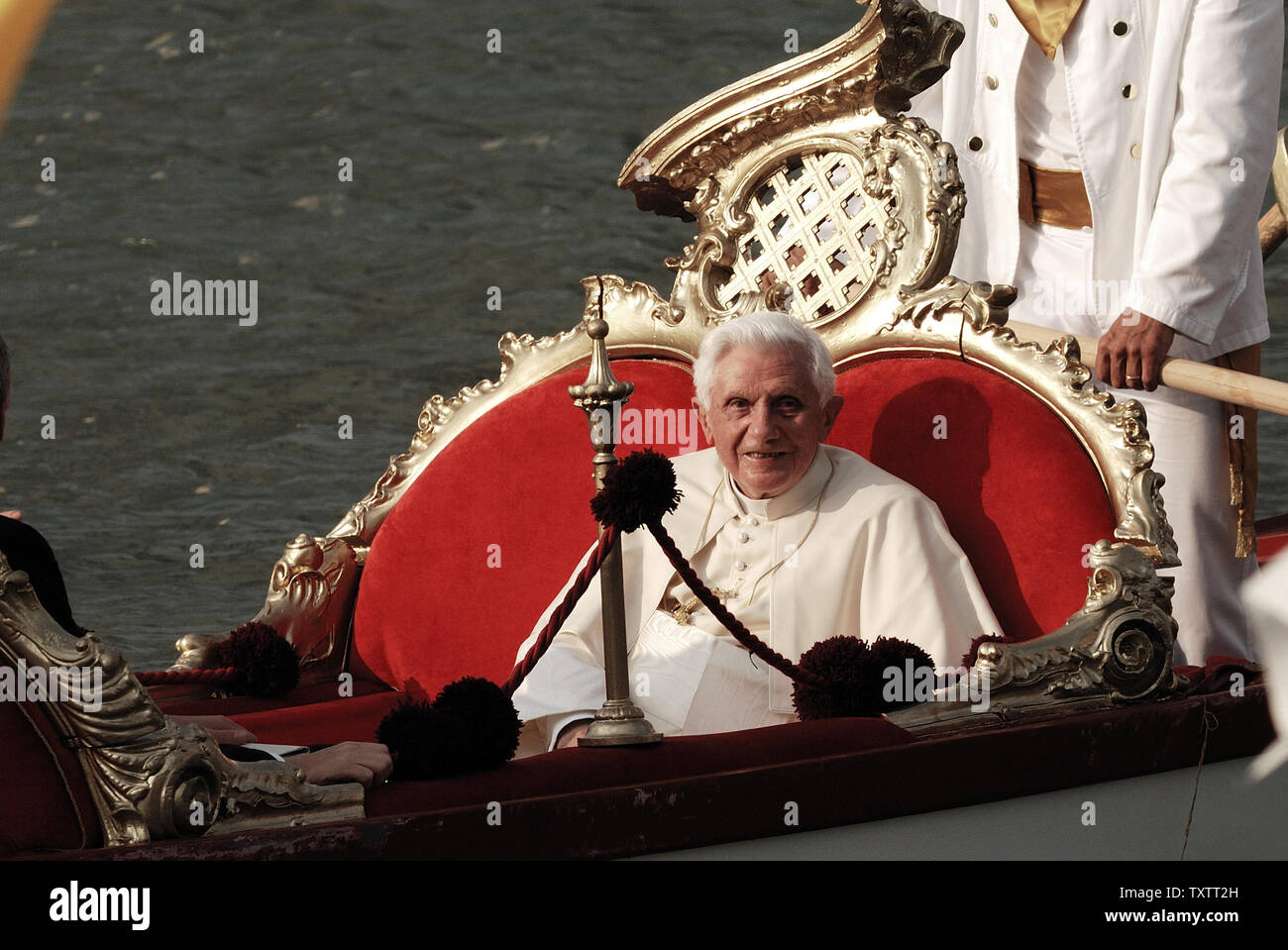 Papst Benedikt XVI. befindet sich in einer Gondel in den Grand Canal während seiner Pastoralreise nach Aquilea und Venedig, Italien am 8. Mai 2011. Papst Benedikt XVI. ist in Venedig für ein Wochenende besuchen, die das christliche Erbe dieser Kreuzung der Mittelmeer- und Osteuropäische Geschichte. UPI/Stefano Spaziani Stockfoto