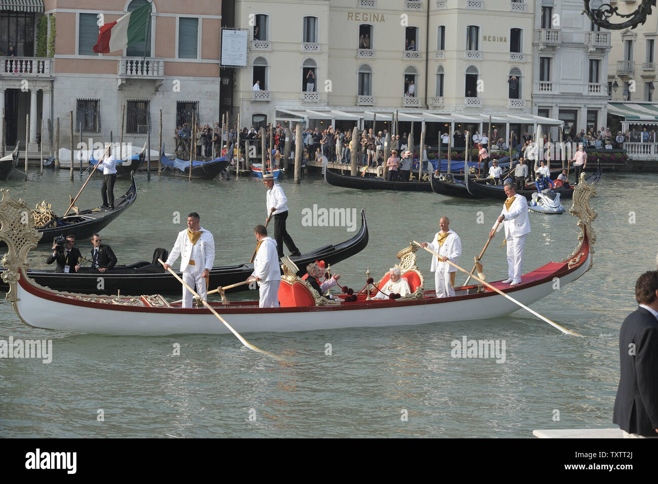 Papst Benedikt XVI. befindet sich in einer Gondel in den Grand Canal während seiner Pastoralreise nach Aquilea und Venedig, Italien am 8. Mai 2011. Papst Benedikt XVI. ist in Venedig für ein Wochenende besuchen, die das christliche Erbe dieser Kreuzung der Mittelmeer- und Osteuropäische Geschichte. UPI/Stefano Spaziani Stockfoto