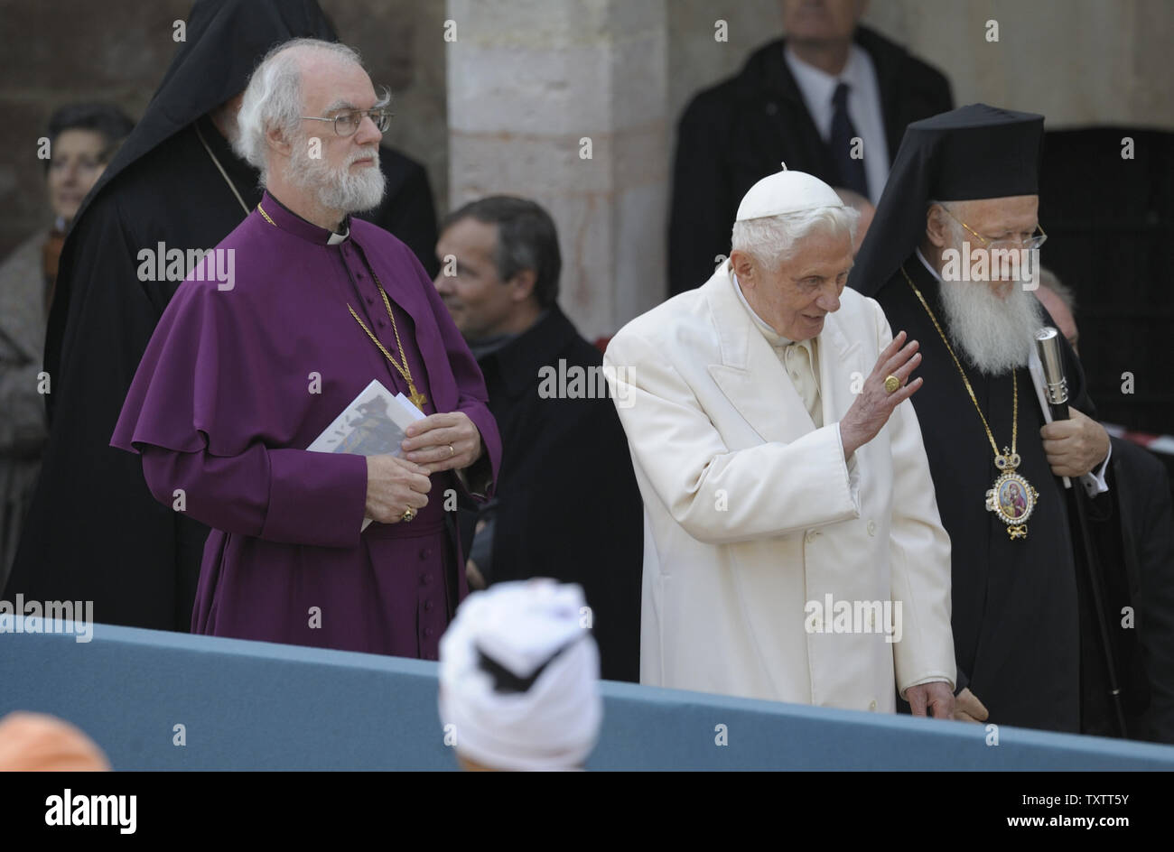 Sikh Bevollmächtigten (3-L) liefert eine Rede an religiöse Würdenträger außerhalb Basilika San Francesco während der interreligiösen Gesprächen am 27. Oktober 2011 in Assisi, Italien. Papst Benedikt XVI Der Papst traf sich mit rund 300 religiöse Führer und atheistische Intellektuelle, das 25-jährige Jubiläum der Assisi interreligiösen Versammlung zu markieren. UPI/Stefano Spaziani Stockfoto