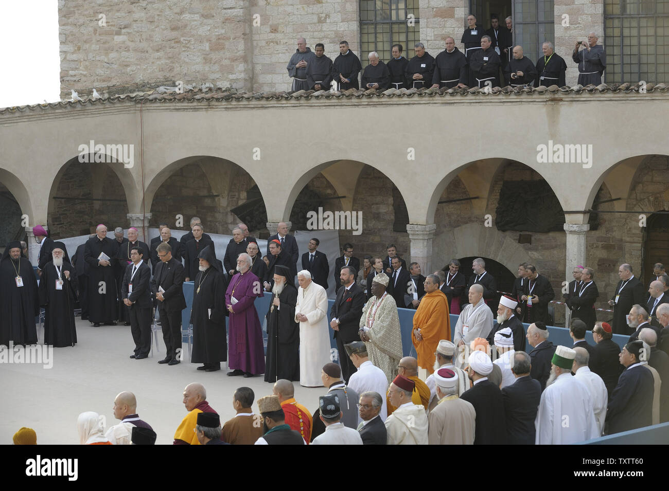 Die religiösen Führer, einschließlich Benedikt XVI., Treffen außerhalb der Basilika San Francesco während der interreligiösen Gesprächen am 27. Oktober 2011 in Assisi, Italien. Papst Benedikt XVI Der Papst traf sich mit rund 300 religiöse Führer und atheistische Intellektuelle, das 25-jährige Jubiläum der Assisi interreligiösen Versammlung zu markieren. UPI/Stefano Spaziani Stockfoto
