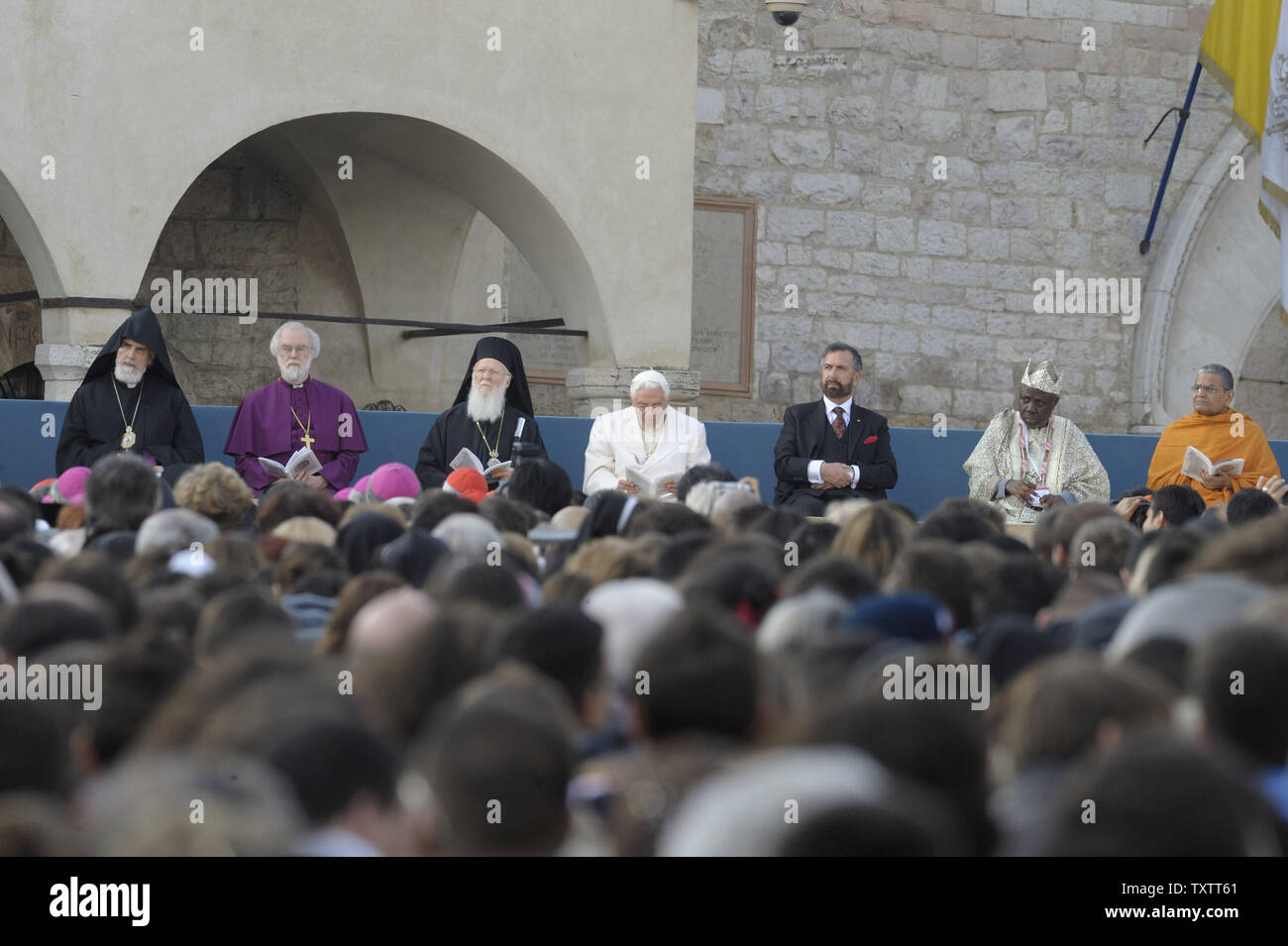 Sikh Bevollmächtigten (3-L) liefert eine Rede an religiöse Würdenträger außerhalb Basilika San Francesco während der interreligiösen Gesprächen am 27. Oktober 2011 in Assisi, Italien. Papst Benedikt XVI Der Papst traf sich mit rund 300 religiöse Führer und atheistische Intellektuelle, das 25-jährige Jubiläum der Assisi interreligiösen Versammlung zu markieren. UPI/Stefano Spaziani Stockfoto