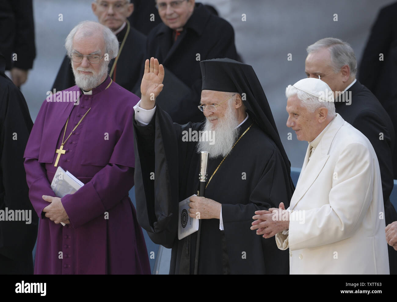 Sikh Bevollmächtigten (3-L) liefert eine Rede an religiöse Würdenträger außerhalb Basilika San Francesco während der interreligiösen Gesprächen am 27. Oktober 2011 in Assisi, Italien. Papst Benedikt XVI Der Papst traf sich mit rund 300 religiöse Führer und atheistische Intellektuelle, das 25-jährige Jubiläum der Assisi interreligiösen Versammlung zu markieren. UPI/Stefano Spaziani Stockfoto