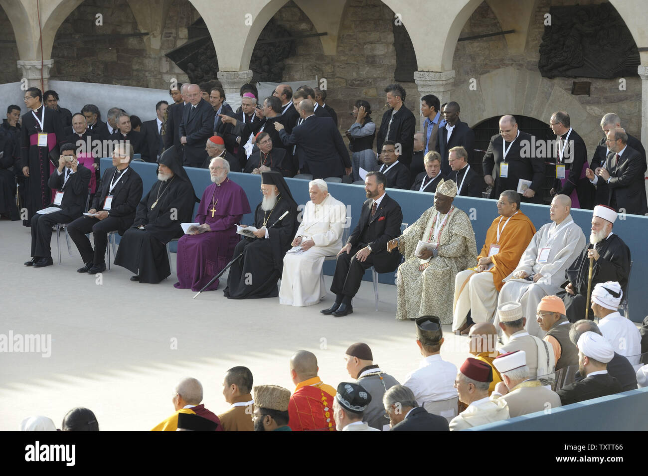 Die religiösen Führer, einschließlich Benedikt XVI., Treffen außerhalb der Basilika San Francesco während der interreligiösen Gesprächen am 27. Oktober 2011 in Assisi, Italien. Papst Benedikt XVI Der Papst traf sich mit rund 300 religiöse Führer und atheistische Intellektuelle, das 25-jährige Jubiläum der Assisi interreligiösen Versammlung zu markieren. UPI/Stefano Spaziani Stockfoto