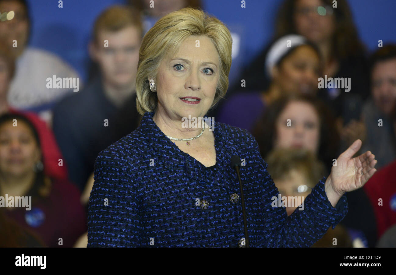 Der frühere Außenminister und Senatorin Hillary Clinton, 2016 Demokratische Präsidentschaftskandidat, macht Bemerkungen während einer Kampagne Fall an Simpson Hochschule, 21. Januar 2016, Indianola, Iowa. Clinton läuft gegen den ehemaligen Maryland reg. Martin O'Malley und Vermont Senator Bernie Sanders vor Iowa erste-in-der-Nation caucuses Februar 1. Foto von Mike Theiler/UPI Stockfoto