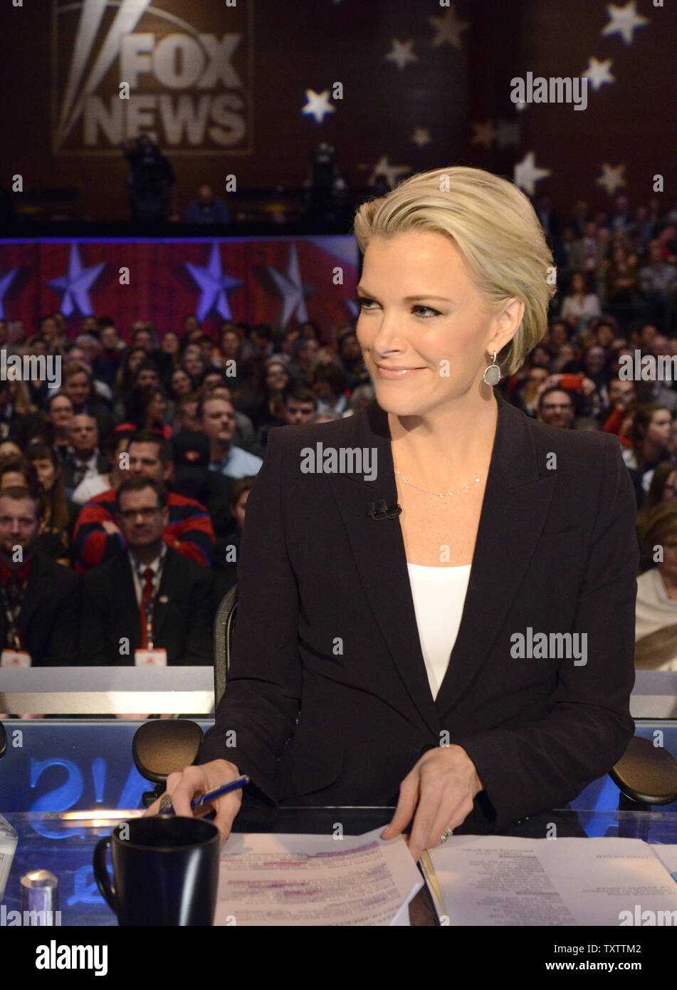 Fox TV Moderator Megyn Kelly wartet fürdie 2016 republikanischen Präsidentschaftskandidaten die Bühne eine GOP Debatte von Fox News, 28. Januar 2016 veranstaltete, in Des Moines, Iowa. Der milliardenschwere Geschäftsmann Donald J. Trumpf hat die Debatte, die die letzte vor Iowa's First-in-der-nation Caucuses, 1. Februar boykottiert. Foto von Mike Theiler/UPI Stockfoto