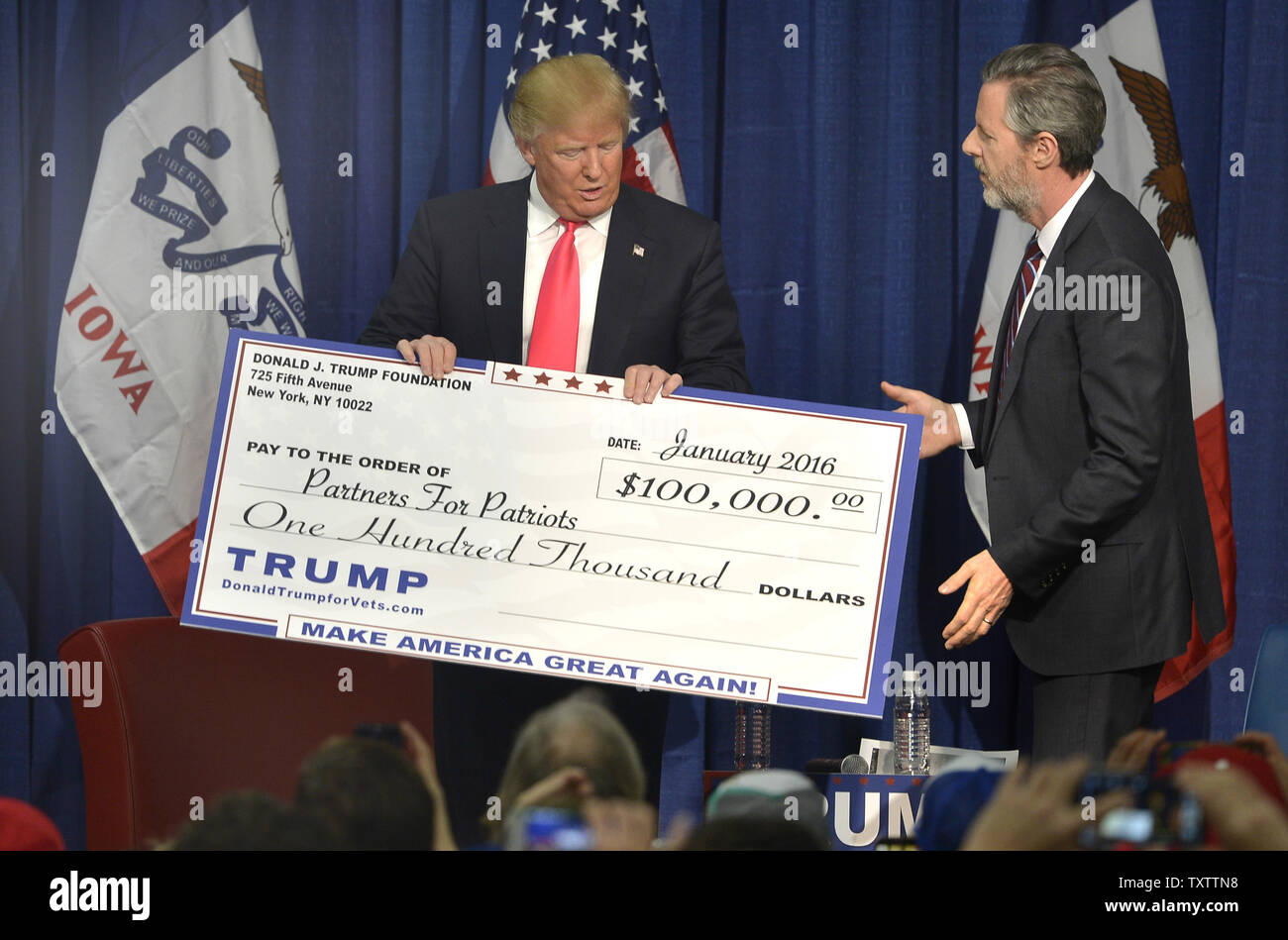 Der milliardenschwere Geschäftsmann Donald J. Trumpf, (L) 2016 der Republikanische Präsidentschaftskandidat, und Jerry Falwell, Jr., Präsident der Liberty University, hält ein Faksimile prüfen für Partner für Patrioten, einem Veteranen Gruppe, 31. Januar 2016, in Council Bluffs, Iowa. Trumpf ist führend in vielen Umfragen gegen ein großes Feld von GOP Kandidaten einschließlich Texas Senator Ted Cruz, Florida sen Marco Rubio und pensionierte Neurochirurgen Ben Carson, als sie den Kopf in der Zielgeraden vor dem Iowa erste-in-der-Nation caucuses Februar 1. Foto von Mike Theiler/UPI Stockfoto Der milliardenschwere Geschäftsmann Donald J. Trumpf, (L) 2016 der Republikanische Präsidentschaftskandidat, und Jerry Falwell, Jr., Präsident der Liberty University, hält ein Faksimile prüfen für Partner für Patrioten, einem Veteranen Gruppe, 31. Januar 2016, in Council Bluffs, Iowa. Trumpf ist führend in vielen Umfragen gegen ein großes Feld von GOP Kandidaten einschließlich Texas Senator Ted Cruz, Florida sen Marco Rubio und pensionierte Neurochirurgen Ben Carson, als sie den Kopf in der Zielgeraden vor dem Iowa erste-in-der-Nation caucuses Februar 1. Foto von Mike Theiler/UPI Stockfoto