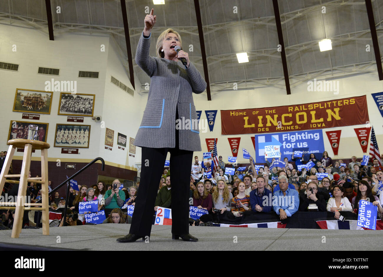 Der frühere Außenminister und Senatorin Hillary Clinton, 2016 Demokratische Präsidentschaftskandidat, macht Bemerkungen an der Lincoln High School während einer Veranstaltung am Vorabend der Iowa Caucuses, 31. Januar 2016, in Des Moines, Iowa. Clinton ist ein hartes Rennen mit Vermont Senator Bernie Sanders, vor den Iowa erste-in-der-Nation caucuses Februar 1. Foto von Mike Theiler/UPI Stockfoto