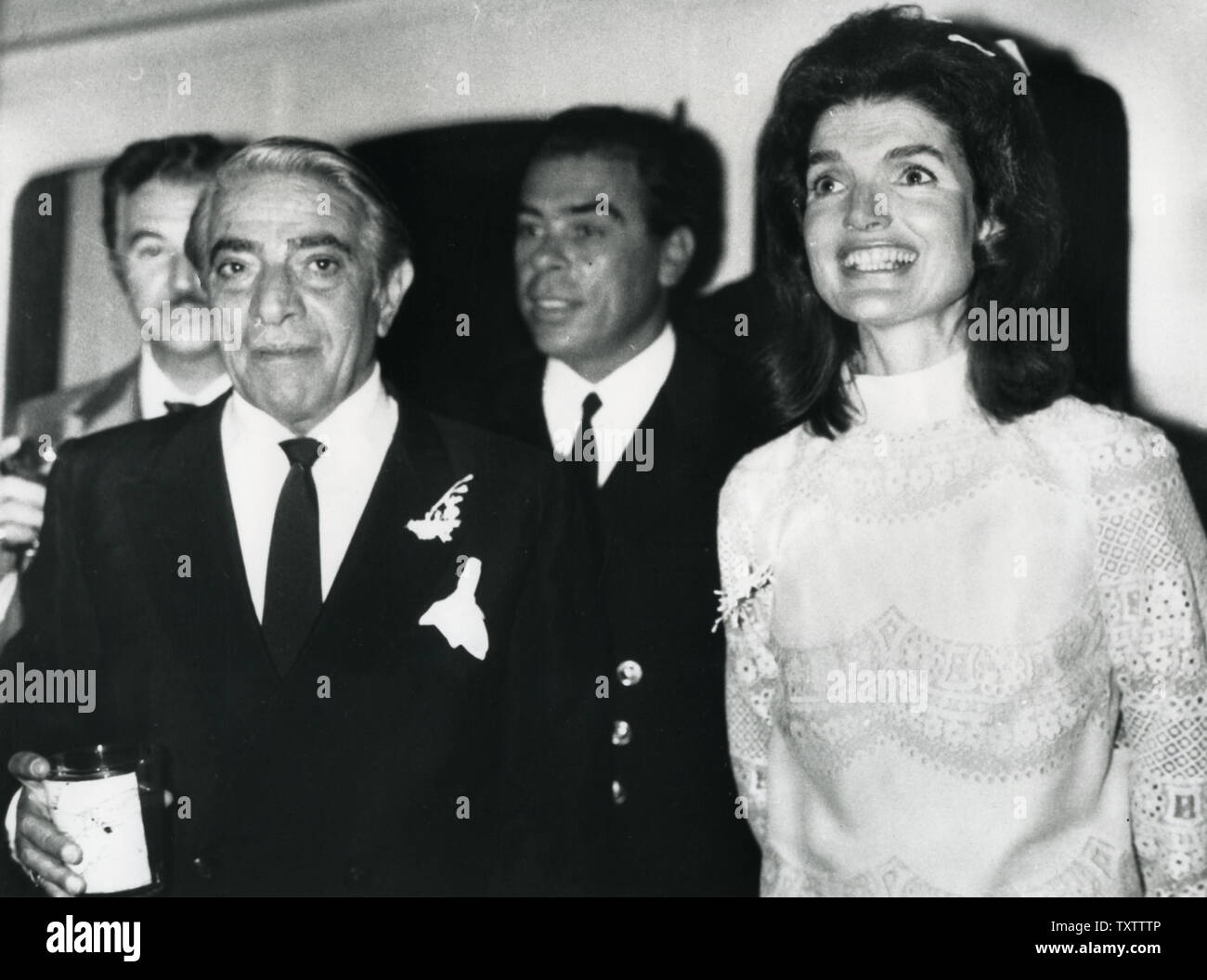 Jacqueline Kennedy und Aristoteles Onassis sind auf einer Yacht nach ihrer Hochzeit in Skorpios, Griechenland am 20. Oktober 1968 gesehen. UPI Stockfoto