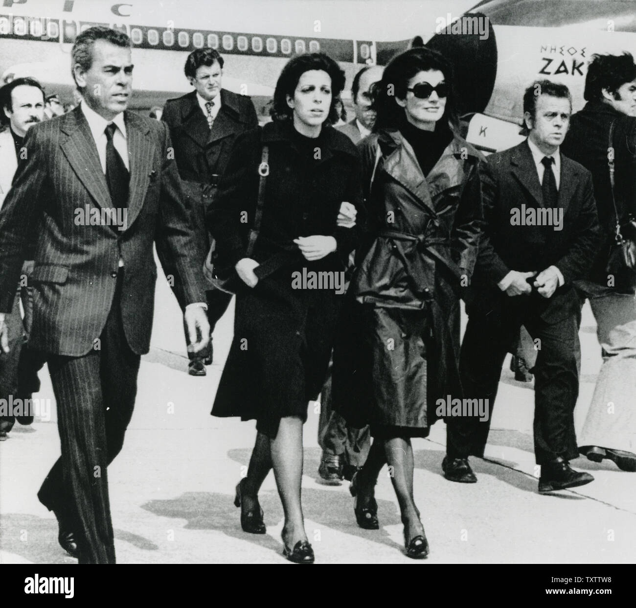 Jacqueline Kennedy Onassis (2. R) Wanderungen mit Christina Onassis (C) und die von Senator Edward Kennedy gefolgt, wie Sie an den Flughafen Aktion ankommen zu Bestattung Dienstleistungen für Aristoteles Onassis in Aktion, Griechenland am 18. Juni 1975 teilnehmen. UPI Stockfoto