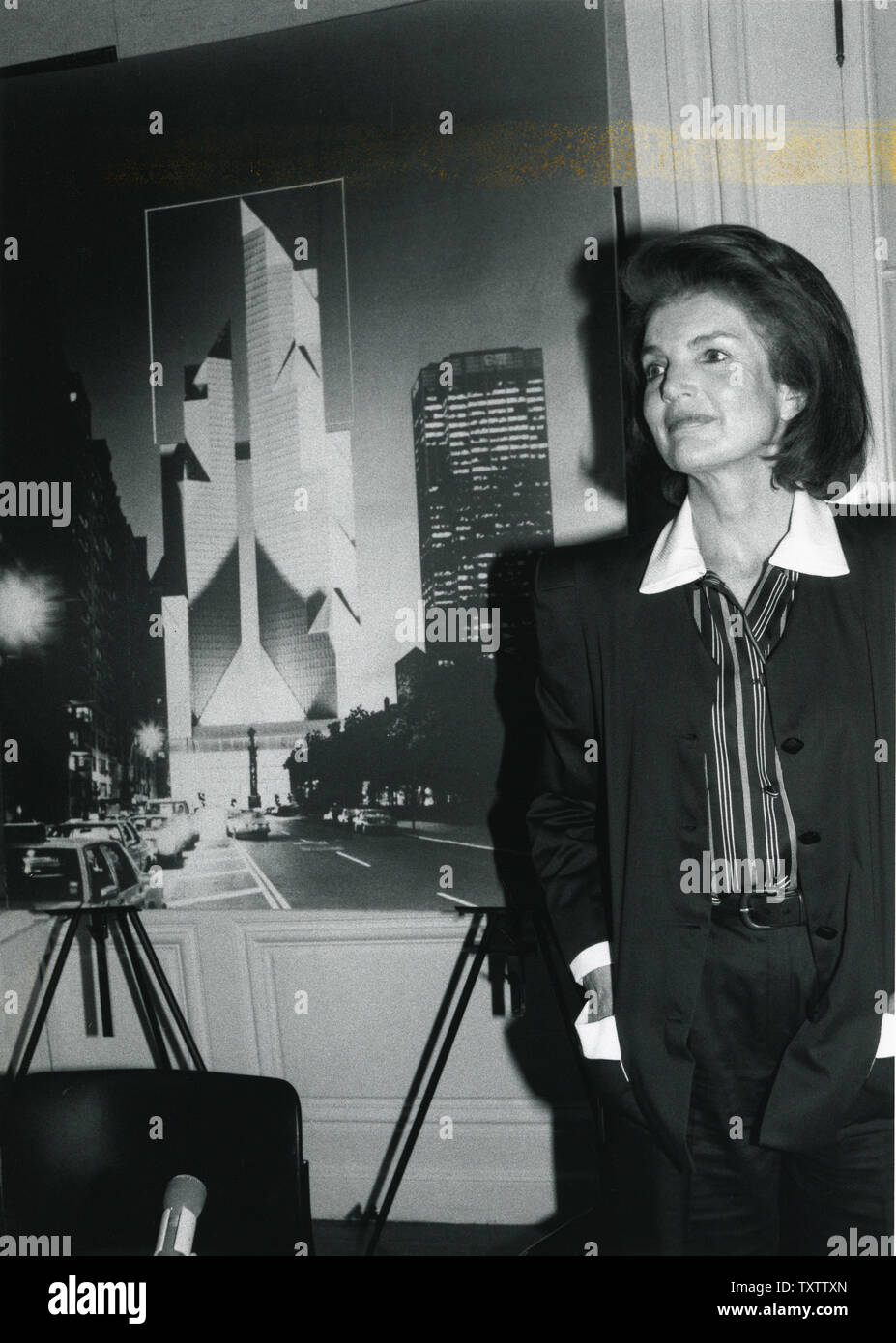 Jacqueline Kennedy Onassis spricht bei einer Pressekonferenz über die Bildung einer Koalition einen Prozeß zu unterstützen, den Verkauf von Grundstücken der öffentlichen Hand auf der Website der New York Coliseum in New York am 3. Juli 1978 zu stoppen. Der vorgeschlagene Plan Bau ein Twin Tower Komplex, in Rendering eines Künstlers gesehen. UPI/Ezio Petersen Stockfoto