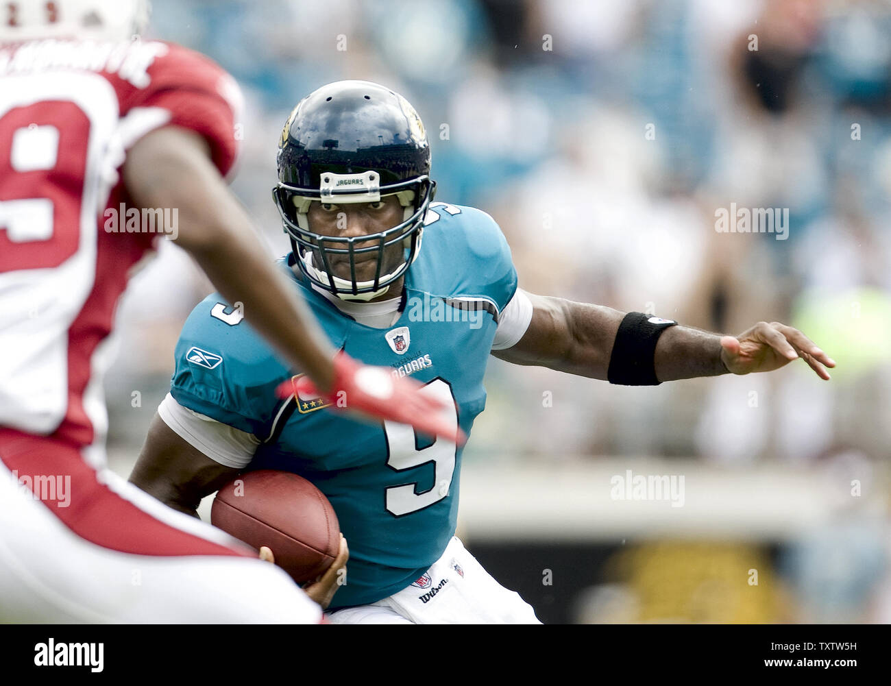 Jacksonville Jaguars Quarterback David Garrard (9) Uhren Arizona-kardinäle cornerback Dominique Rodgers-Cromartie (29) als Er kriecht in der ersten Hälfte des NFL Spiel in Jacksonville, Florida, am 20. September 2009. UPI/Mark Wallheiser Stockfoto
