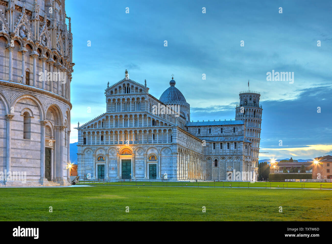 Die Taufkapelle im Vordergrund, dem Duomo und dem Schiefen Turm im Hintergrund, Pisa, Italien Stockfoto