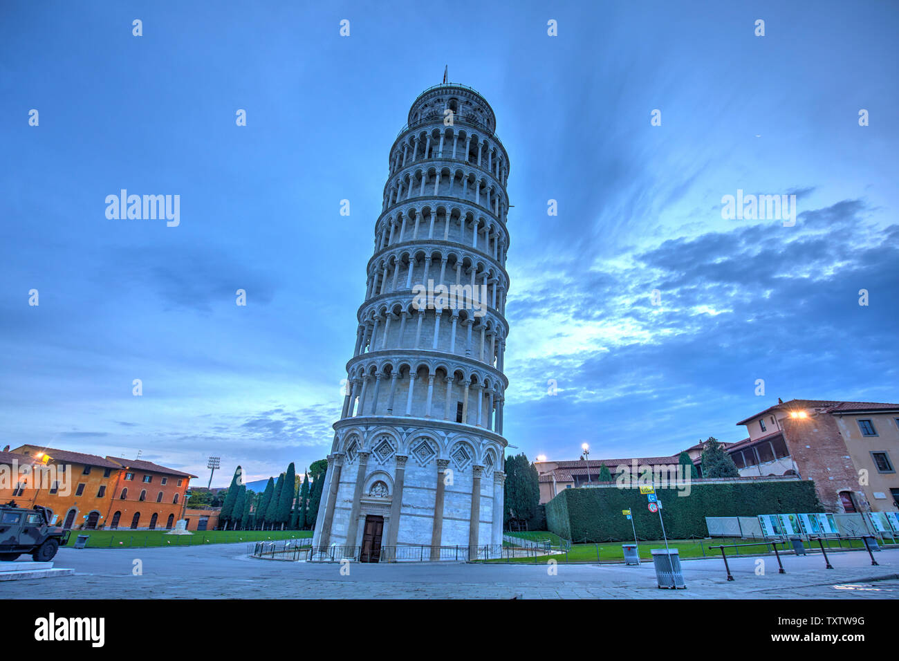 Der schiefe Turm von Pisa in der Dämmerung, Pisa, Italien Stockfoto