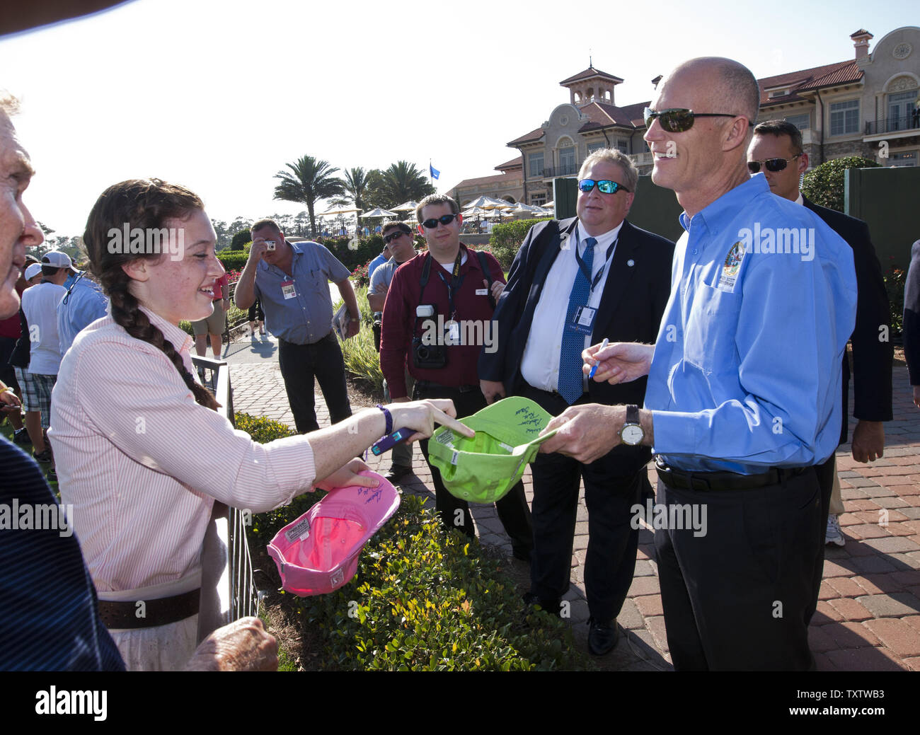 Florida Gouverneur Rick Scott zeichen Hüte für Sadie Butler, von Ponte Vedra, Florida während der ersten Runde der Players Championship PGA Golf Turnier in Ponte Vedra Beach, Florida am 10. Mai 2012. UPI/Mark Wallheiser Stockfoto