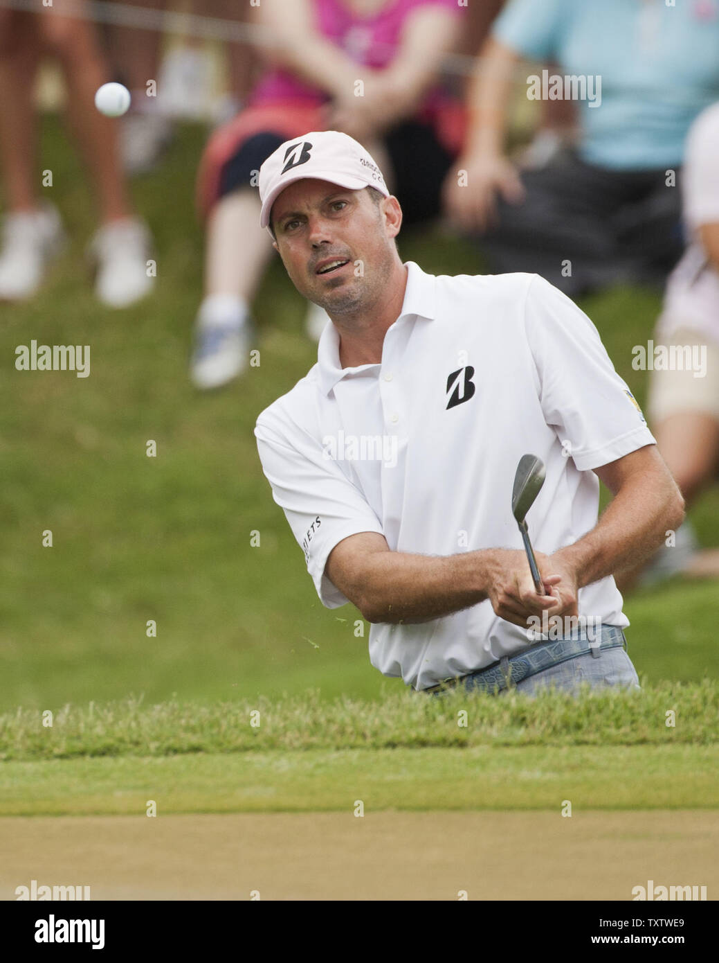 Matt Kuchar Chips, die auf die 2 grünen in der letzten Runde der Players Championship PGA Golf Turnier in Ponte Vedra Beach, Florida am 13. Mai 2012. UPI/Mark Wallheiser Stockfoto