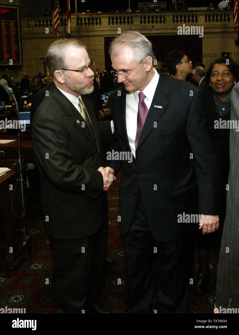 Mo. reg. Bob Holden wird von Senator Patrick Dougherty nach der Regierungserklaerung am State Capitol in Jefferson City, MO. Am 21. Januar 2004 empfangen. Der Gouverneur skizzierte eine neew Jobs planen und bat darum, dass die Generalversammlung auf die Missouri Dynamik profitieren. (UPI Foto/Rechnung Greenblatt) Stockfoto
