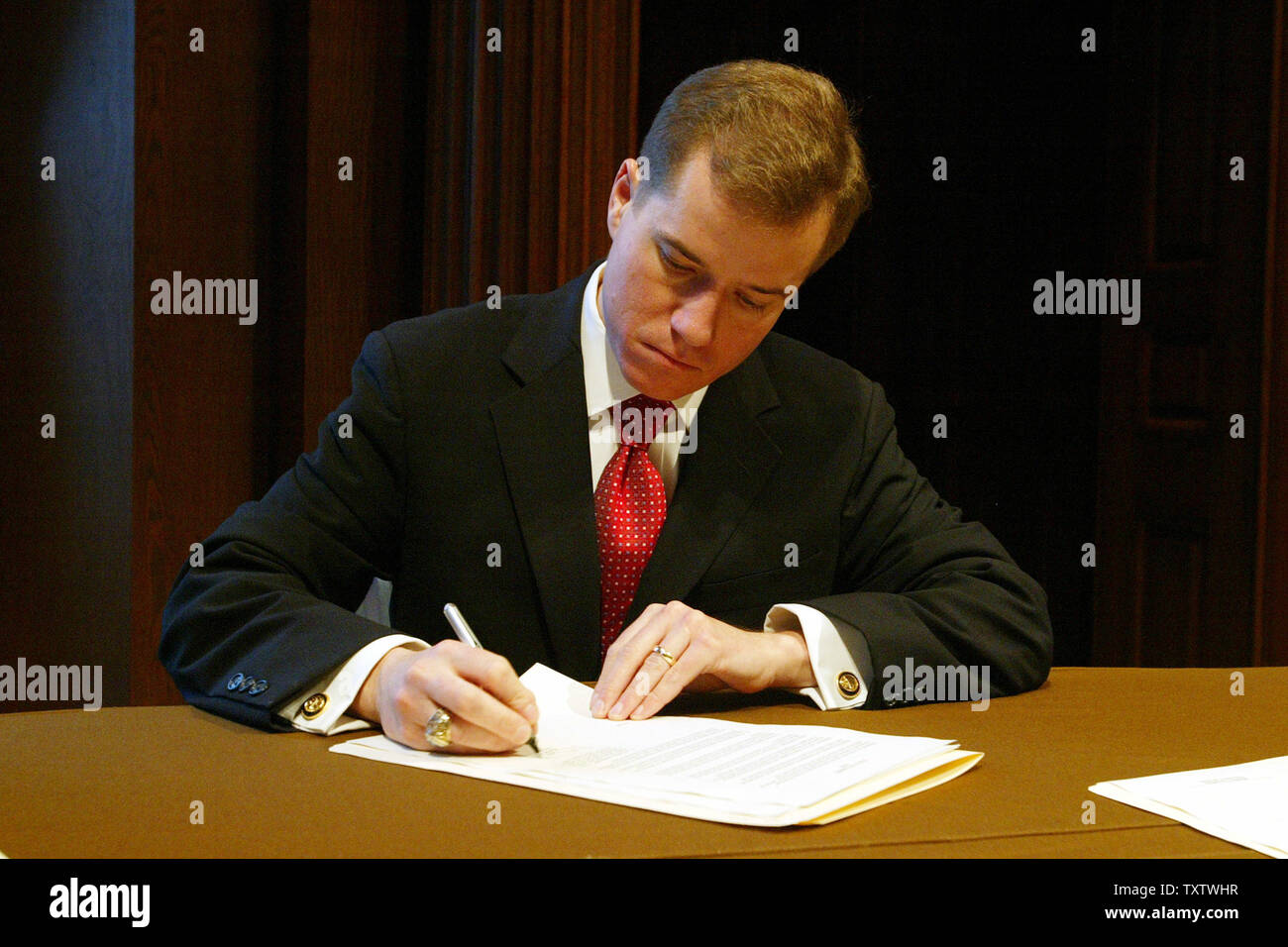 Mo. reg. Matt Blunt Zeichen seiner ersten executive order auf seiner ersten vollen Tag bei der Arbeit im State Capitol in Jefferson City, Mo am 11. Januar 2005. Stumpfe kuendigte der Widerruf der ehemaligen reg. Bob Holdens executive order, die Tarifverhandlungen für die staatlichen Stellen, die Gewerkschaften zu erlauben, Geld aus den Gehaltsscheck von Arbeitnehmern sanktioniert. Stumpfe kuendigte ausserdem kostensenkende Maßnahmen wie die Schließung des Staates Washington, D.C. Office, ein Einfrieren auf den Kauf von nicht-Einsatzfahrzeuge, Handys und den Kauf und Leasing von neuen Büroräumen für staatliche Behörden Stockfoto