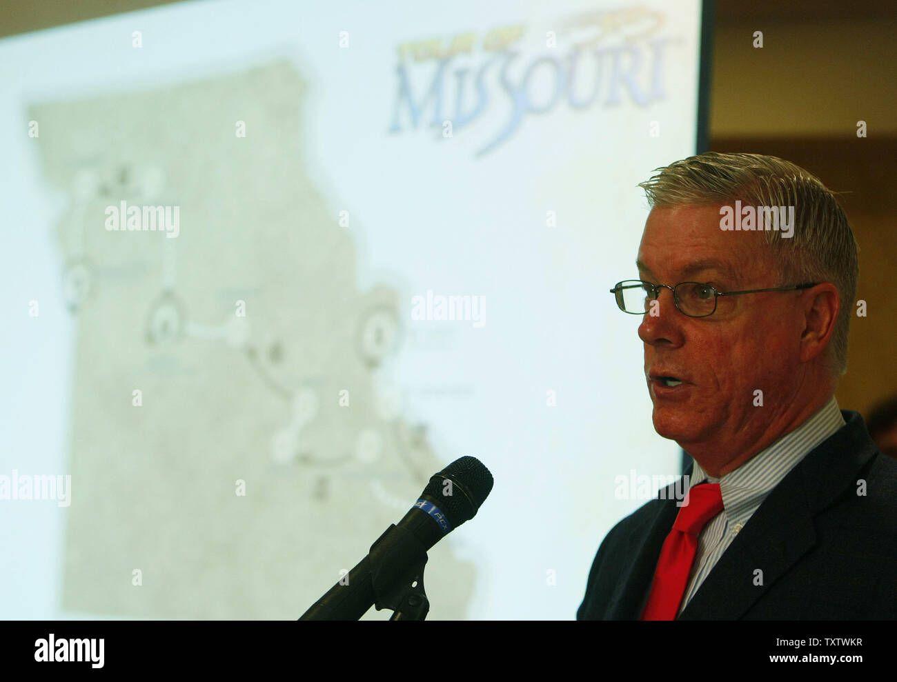 Mo. Leutnant. Peter Kinder kündigt die Austragungsorte für die Tour 2009 von Missouri professionelle Radrennen, während einer Pressekonferenz in Jefferson City, Missouri am 27. Januar 2009. Die dritte jährliche Rennen wird im September in St. Louis, Wind in der gesamten Stopping in neun Städten vor dem Ende in Kansas City beginnen. (UPI Foto/Rechnung Greenblatt) Stockfoto