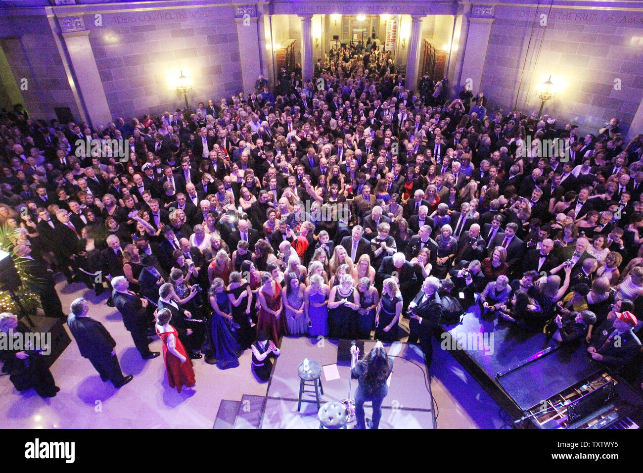 Hunderte Masse in der Rotunde des Missouri Capitol Building zu hören als Country Music Star Sara Evans während der Eröffnungs-Kugel für neuen Missouri Gouverneur Eric Greitens in Jefferson City, Missouri am 9. Januar 2017 unterhält. Foto von Bill Greenblatt/UPI Stockfoto