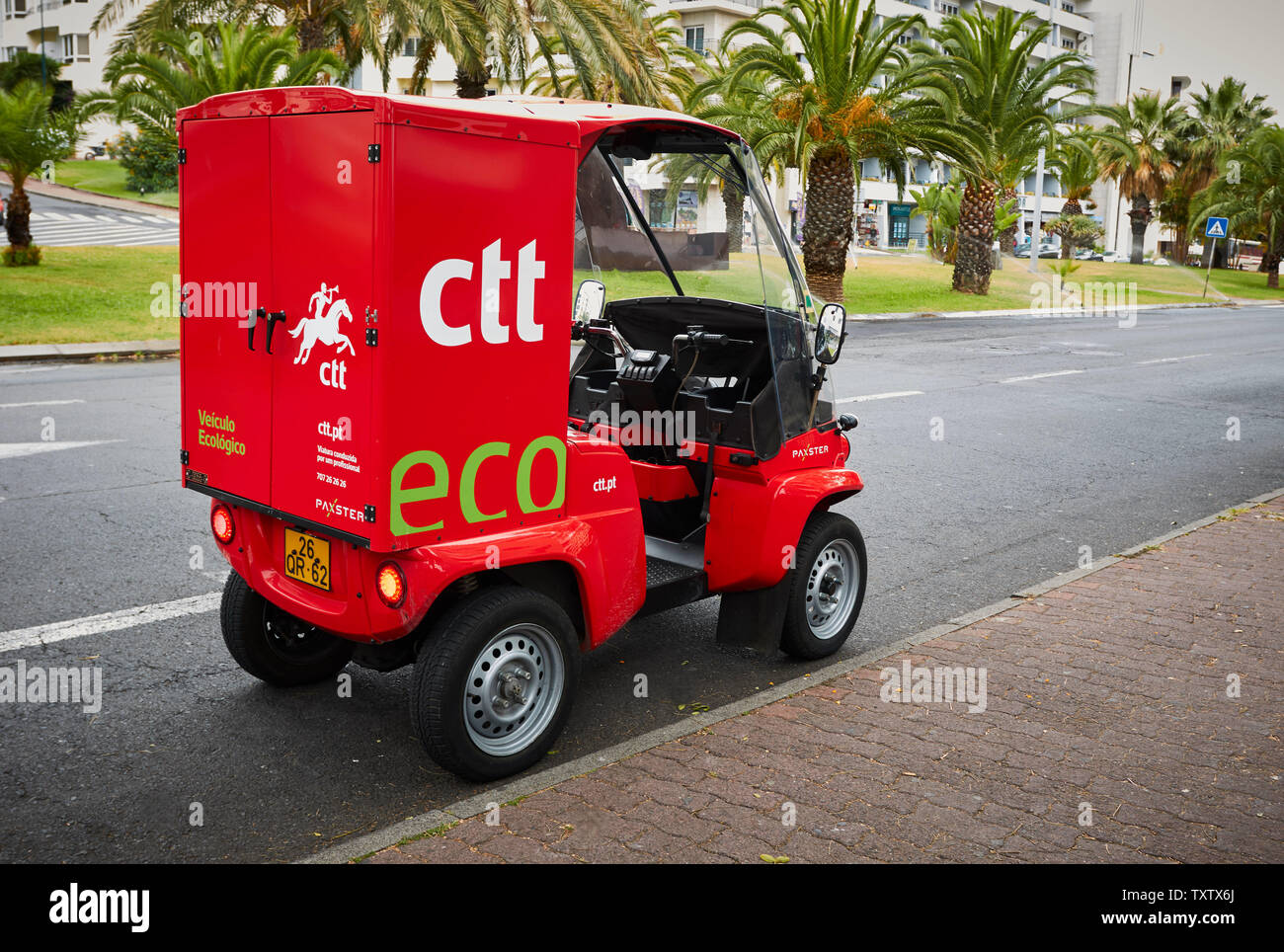 Red umweltfreundlicher Eco-Fahrzeug von der Post in Funchal, Madeira, Portugal, Europäische Union Stockfoto